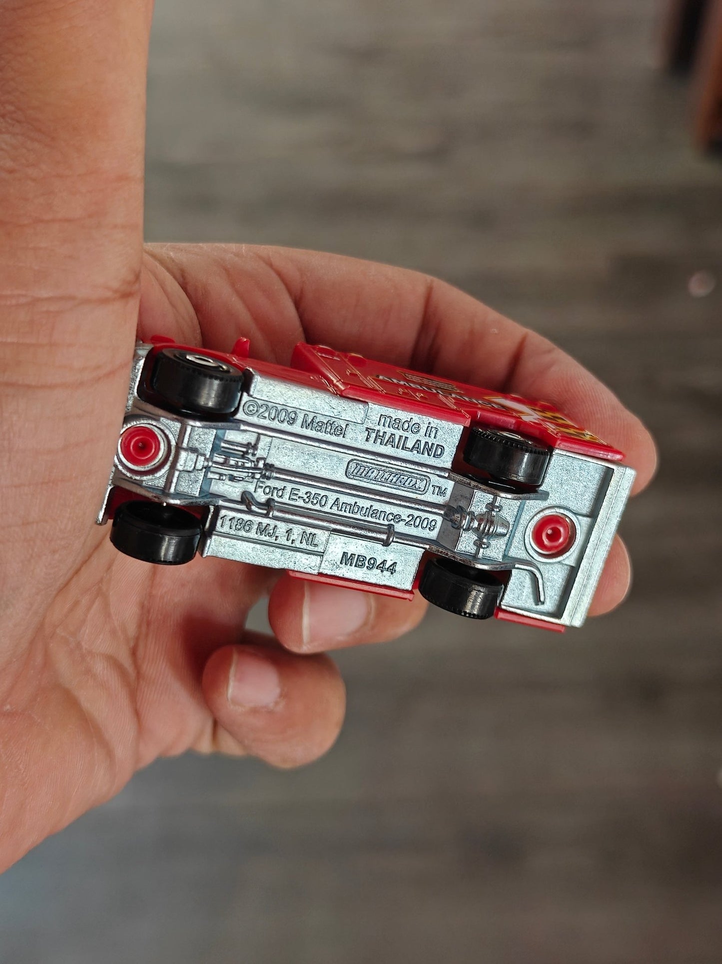 Matchbox Ford E-350 Ambulance (Uncarded) - Kinder Logs