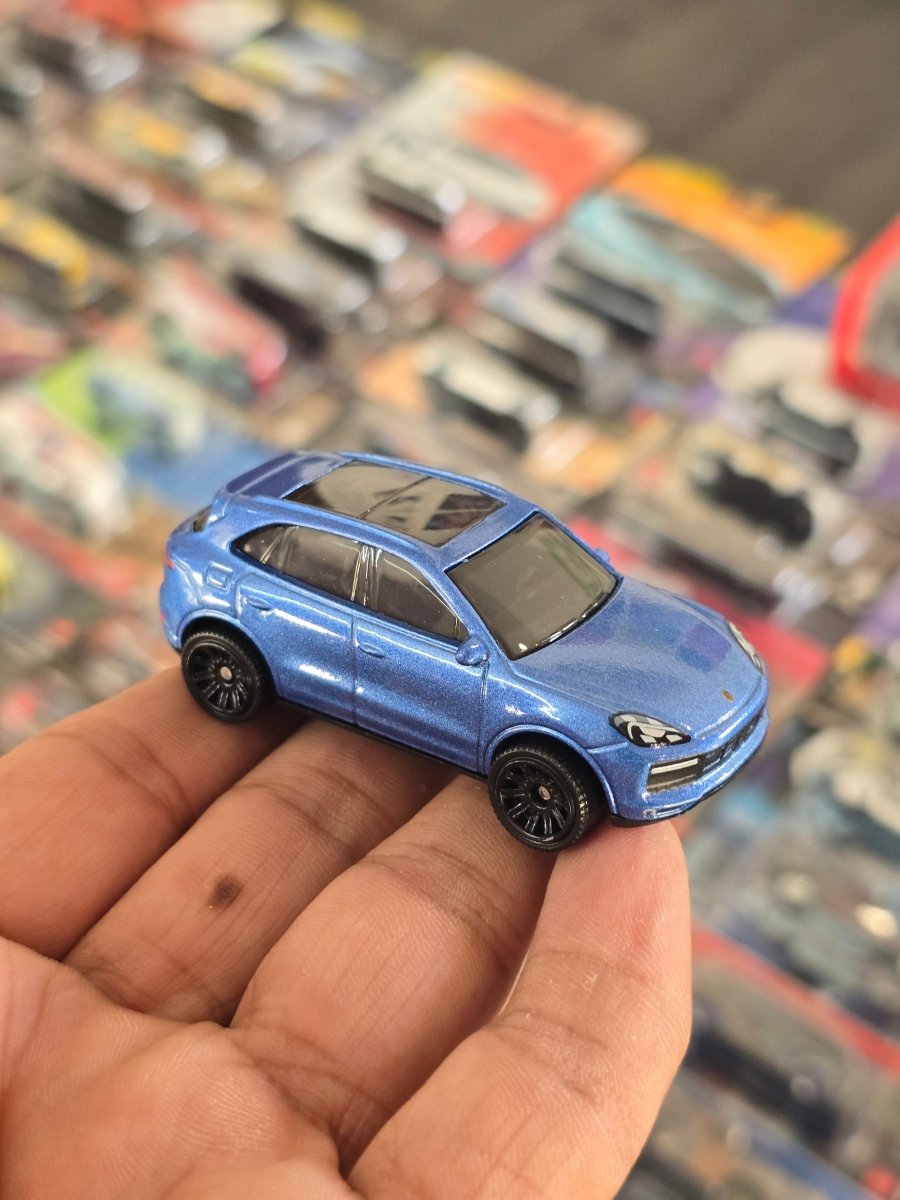 Matchbox Porsche Cayenne Turbo (Uncarded) - Kinder Logs