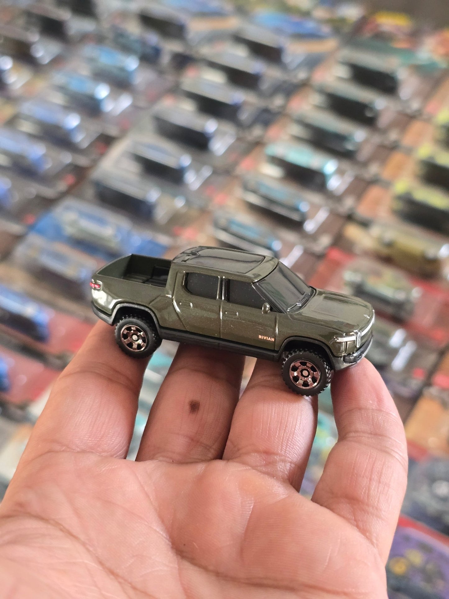 Matchbox Rivian R1T (Uncarded) - Kinder Logs