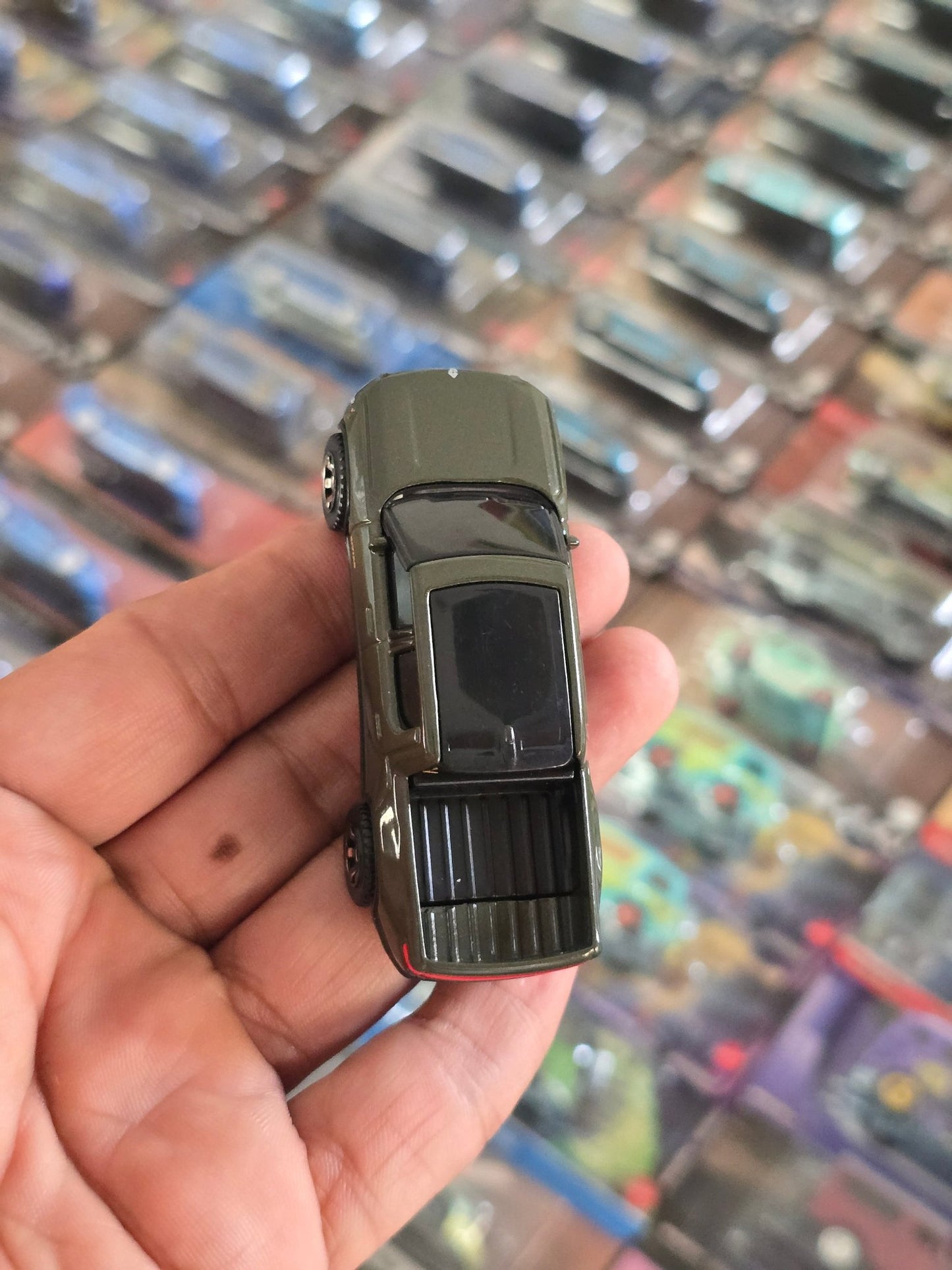 Matchbox Rivian R1T (Uncarded) - Kinder Logs