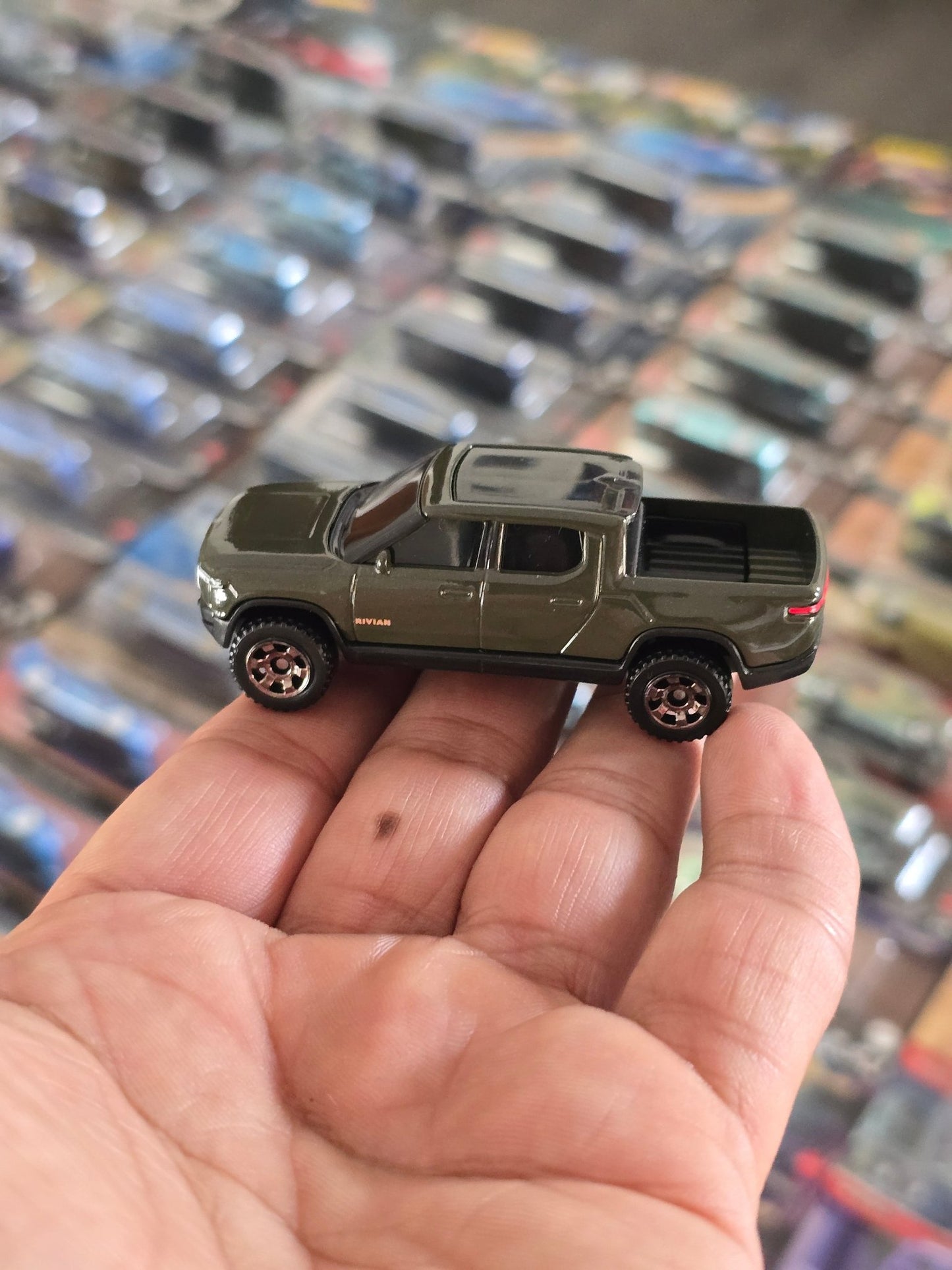 Matchbox Rivian R1T (Uncarded) - Kinder Logs