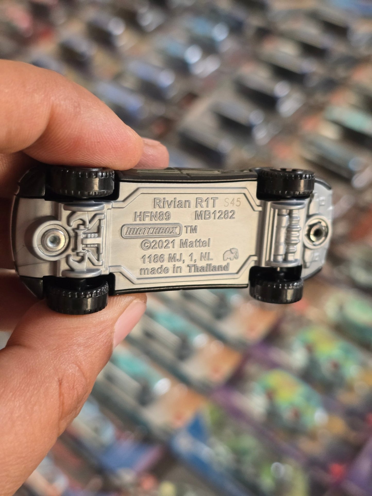 Matchbox Rivian R1T (Uncarded) - Kinder Logs