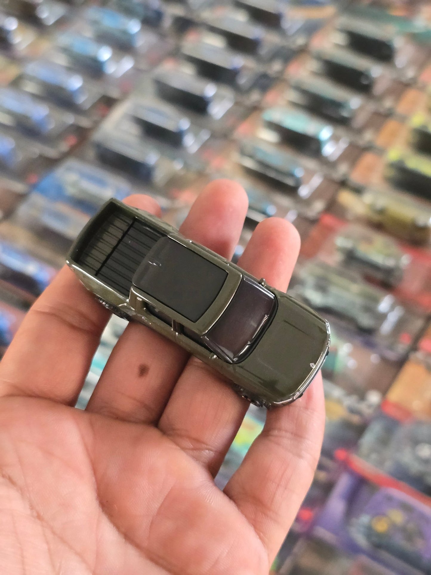 Matchbox Rivian R1T (Uncarded) - Kinder Logs