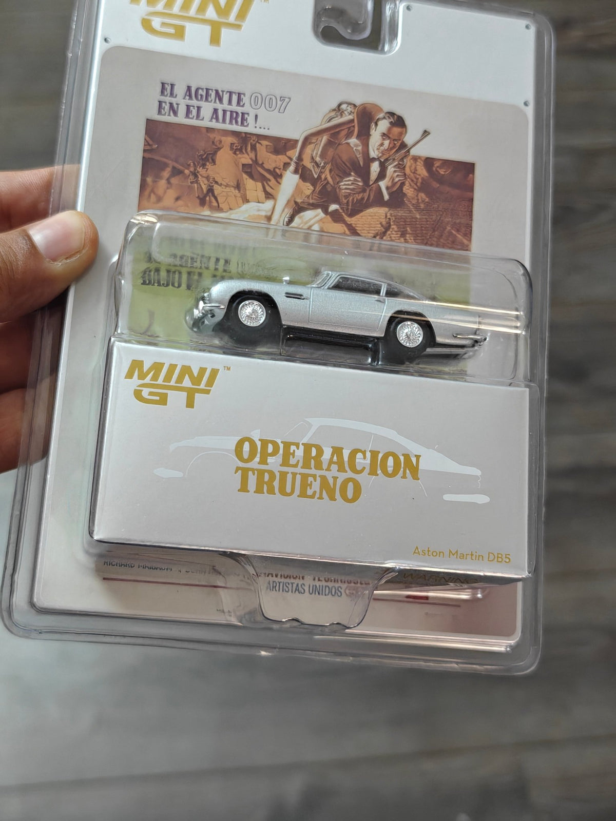 Mini GT Aston Martin DB5 - James Bond 007 (Operación Trueno) - Kinder Logs
