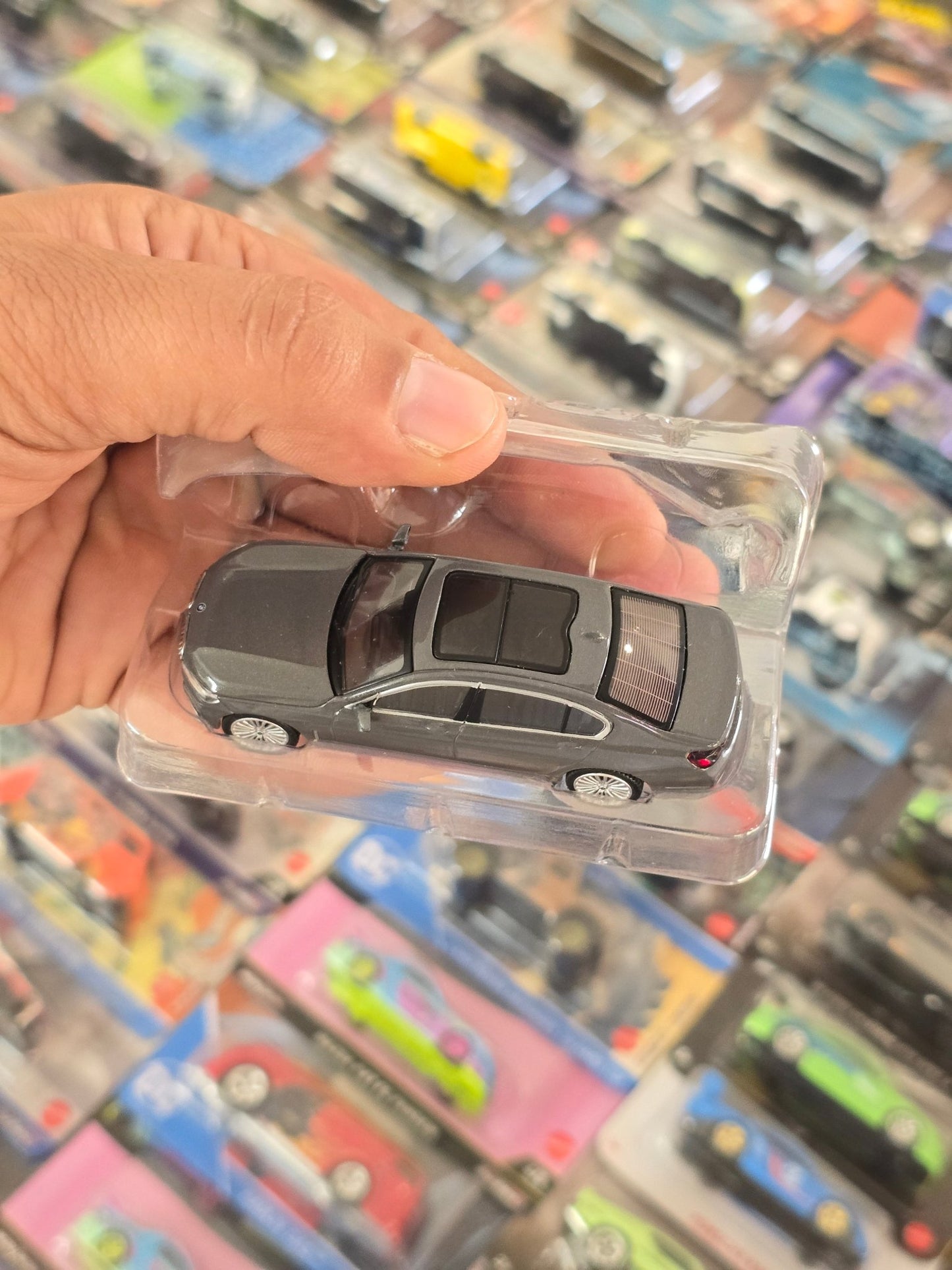 Mini GT BMW 750Li xDrive - Bernina Grey (Open Box) - Kinder Logs