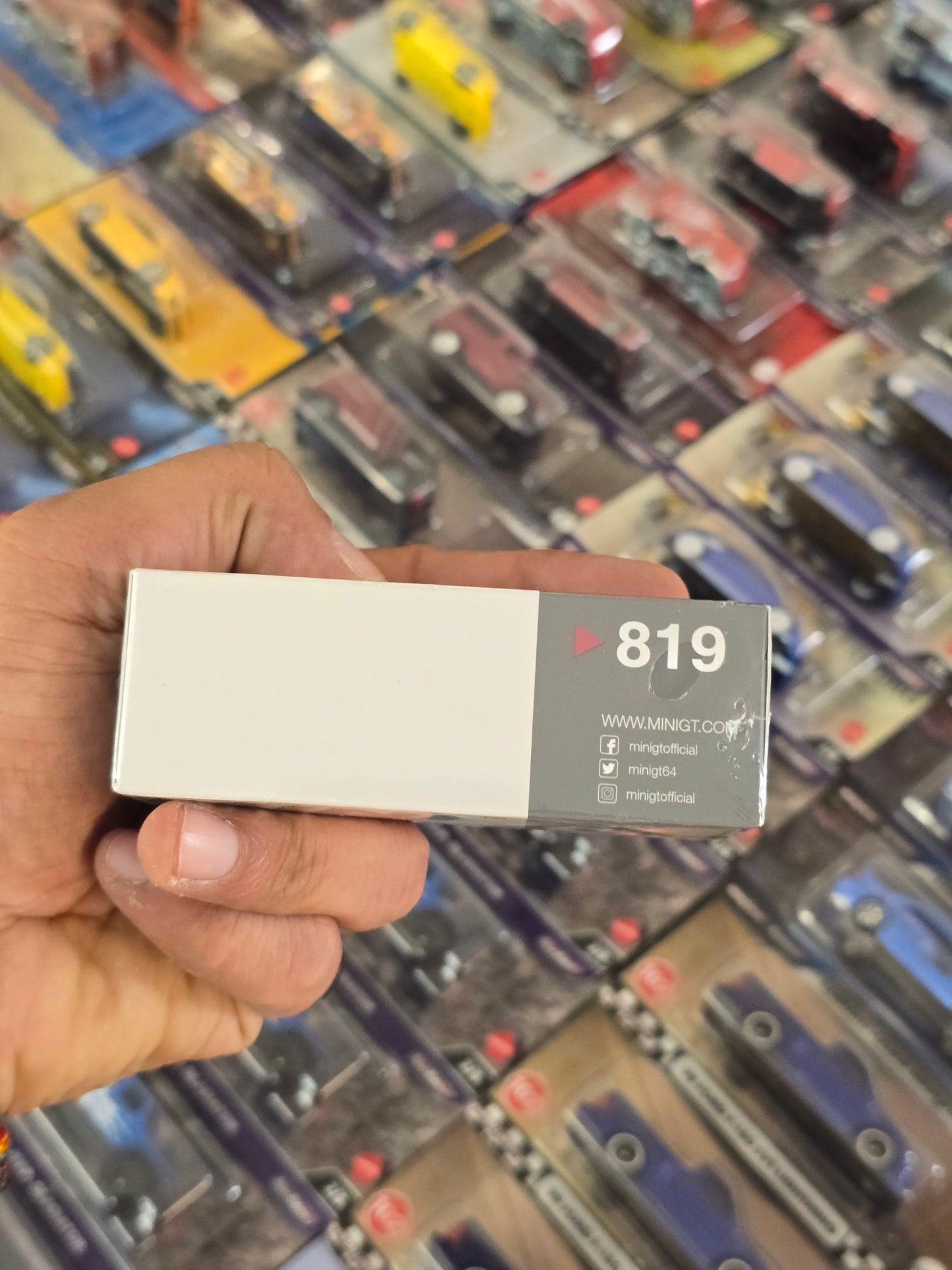 Mini GT BMW i7 xDrive60 - Mineral White (Sealed Box) - Kinder Logs