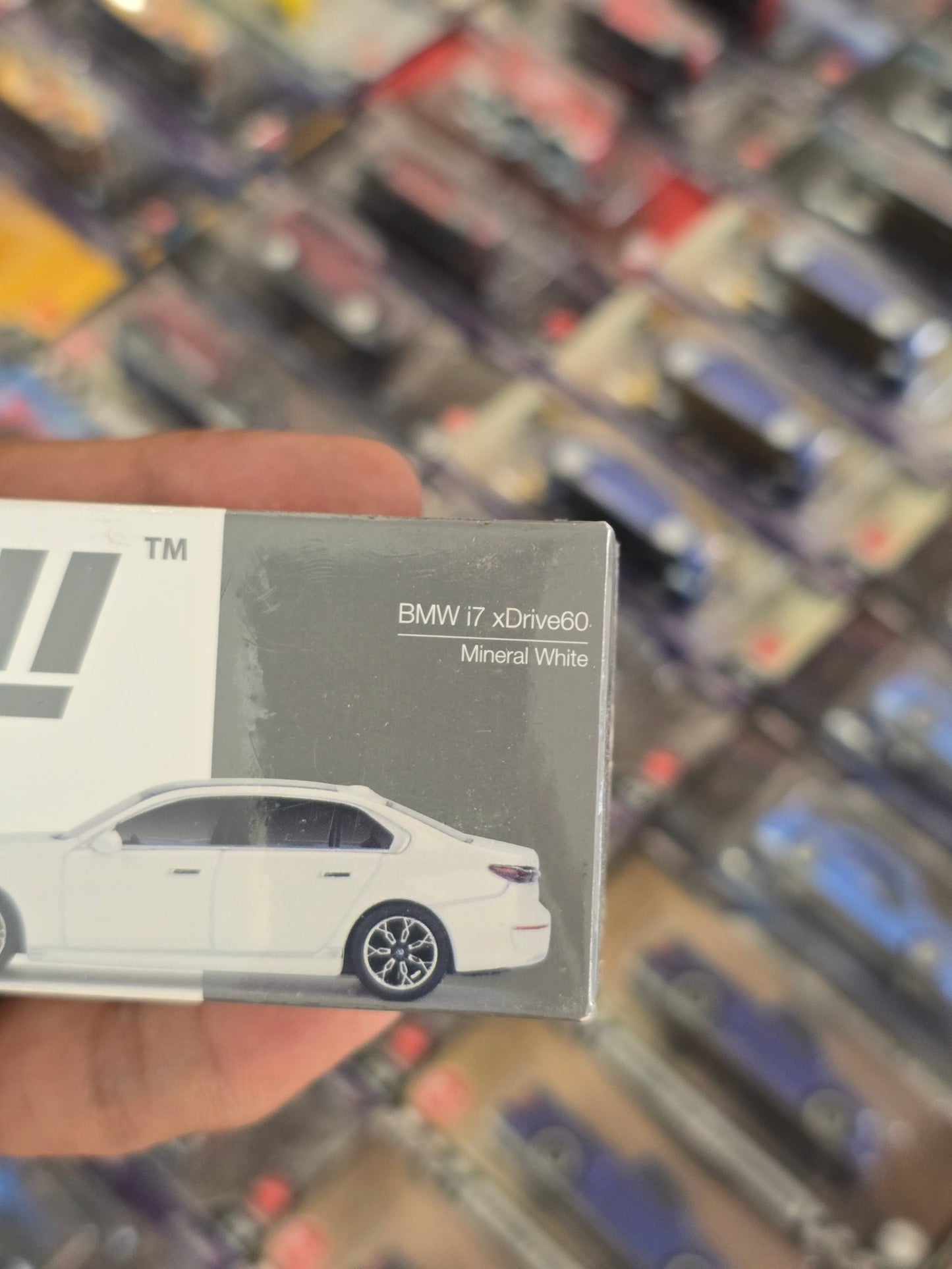 Mini GT BMW i7 xDrive60 - Mineral White (Sealed Box) - Kinder Logs