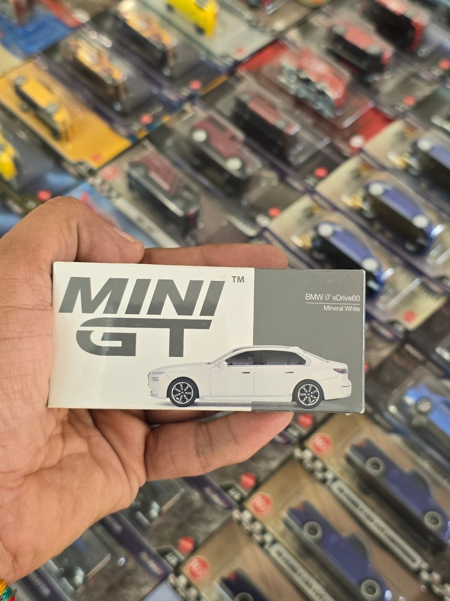 Mini GT BMW i7 xDrive60 - Mineral White (Sealed Box) - Kinder Logs