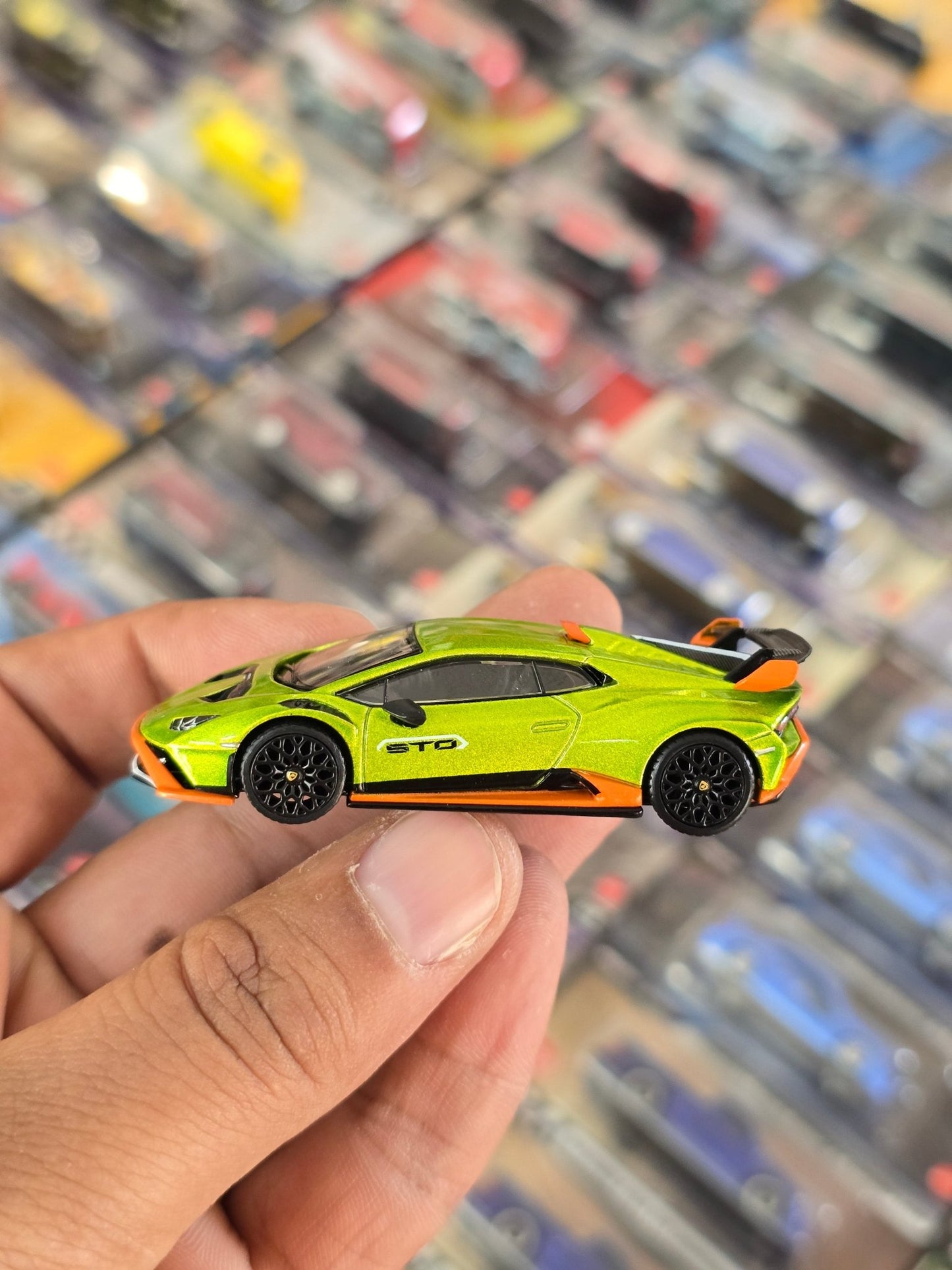 Mini GT Lamborghini Huracan STO - Verde Citrea (Open Box) - Kinder Logs