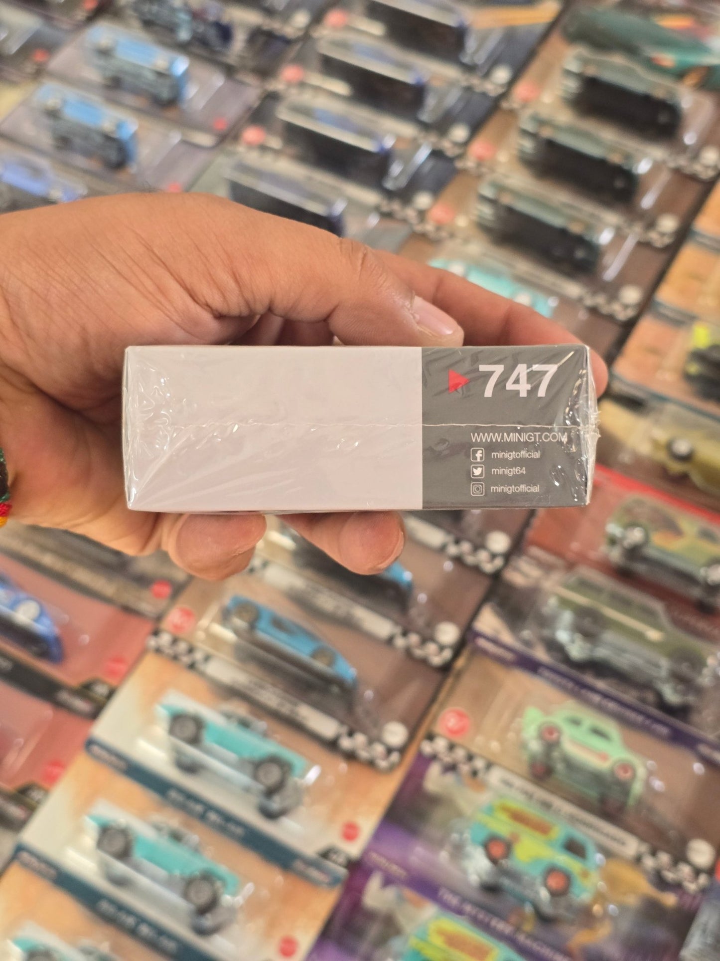 Mini GT Lamborghini Urus Performante Grigio Nimbus (Sealed Box) - Kinder Logs