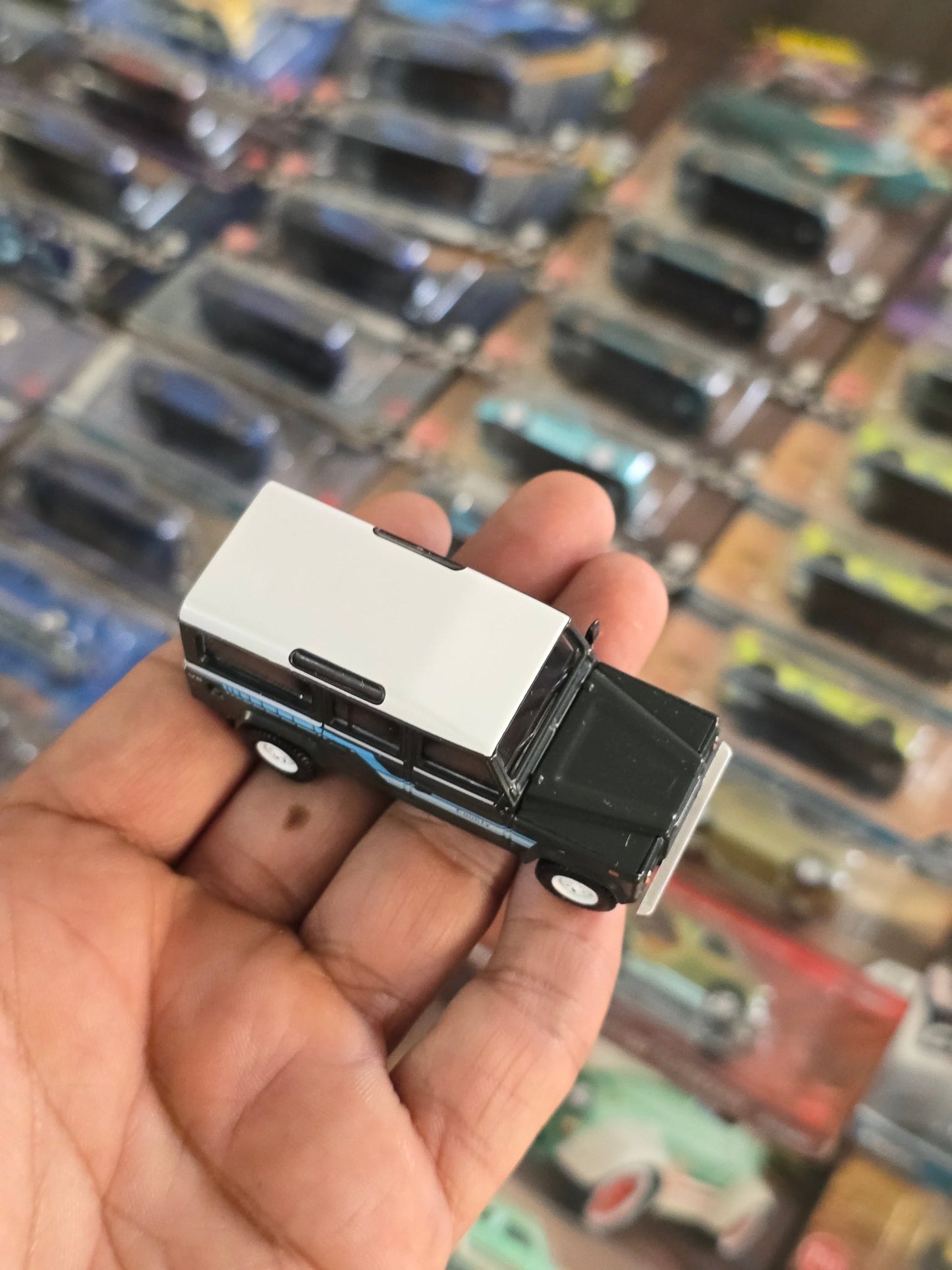 Mini GT Land Rover Defender 110 County Station Wagon (Open Box) - Kinder Logs