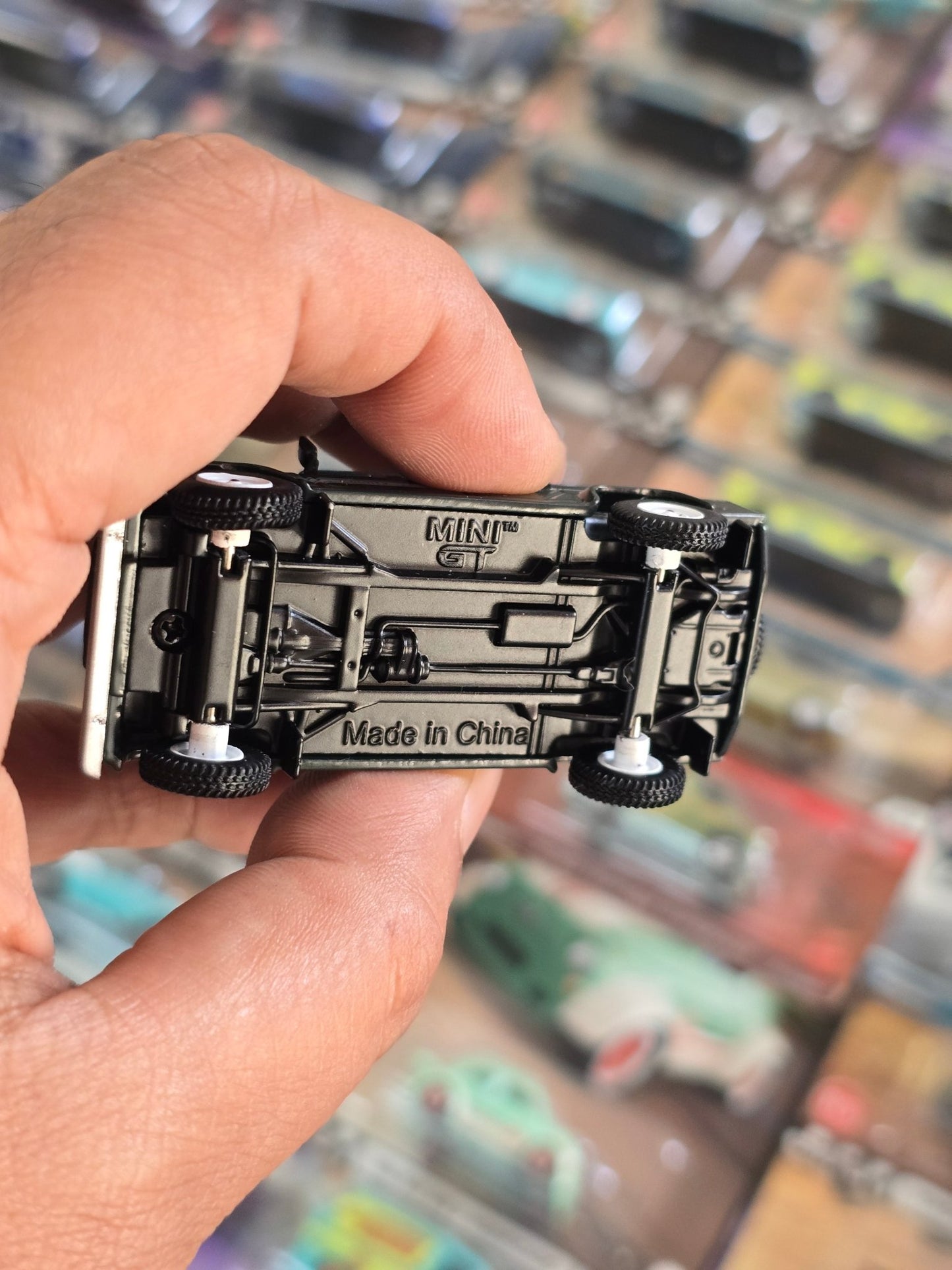 Mini GT Land Rover Defender 110 County Station Wagon (Open Box) - Kinder Logs