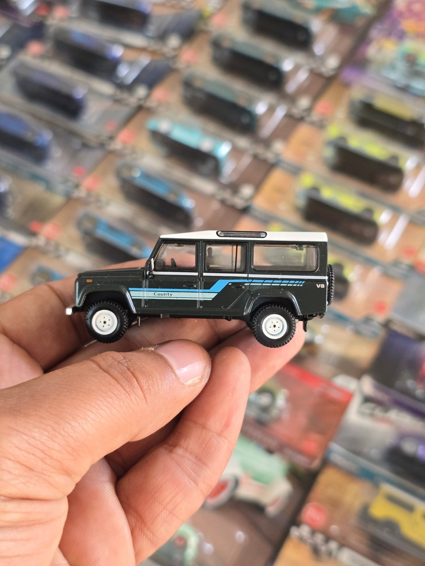 Mini GT Land Rover Defender 110 County Station Wagon (Open Box) - Kinder Logs