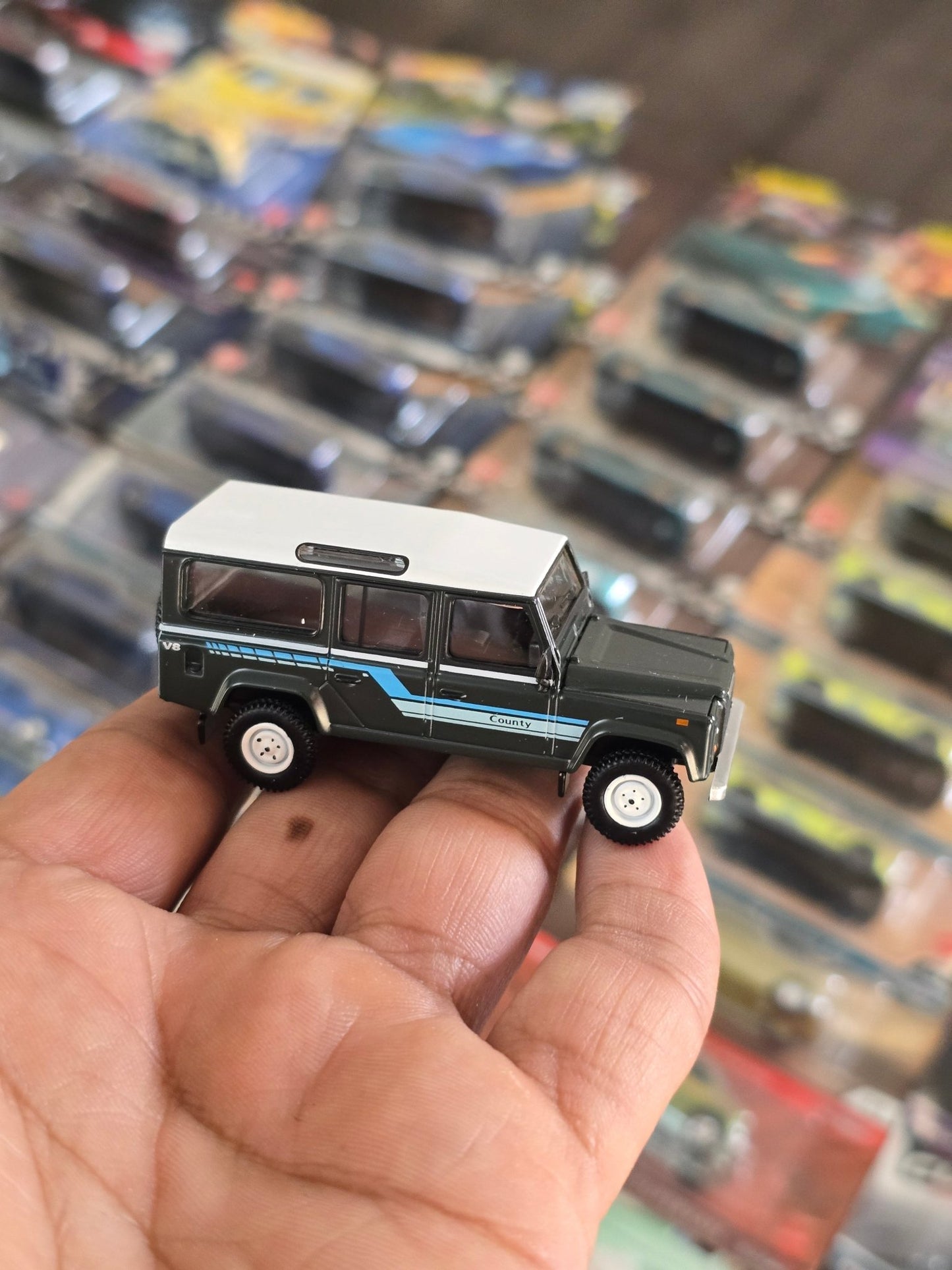 Mini GT Land Rover Defender 110 County Station Wagon (Open Box) - Kinder Logs