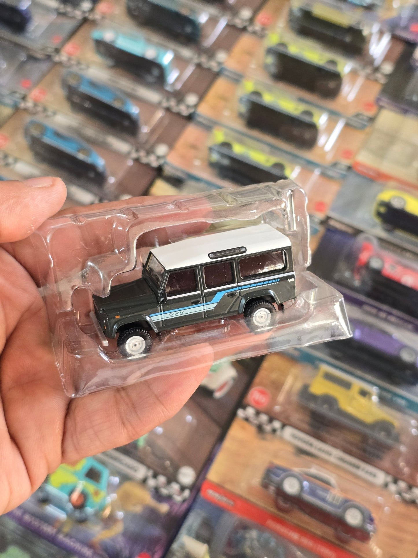 Mini GT Land Rover Defender 110 County Station Wagon (Open Box) - Kinder Logs