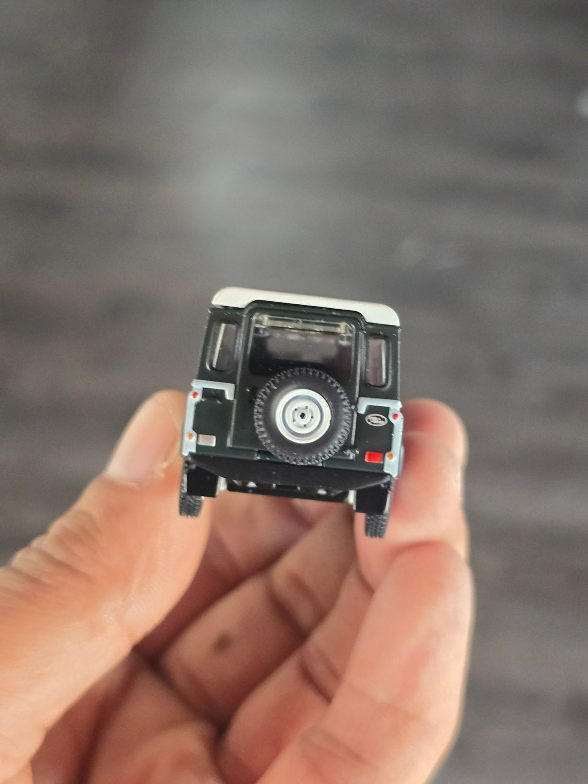 Mini GT Land Rover Defender 110 County Station Wagon (Open Box) - Kinder Logs