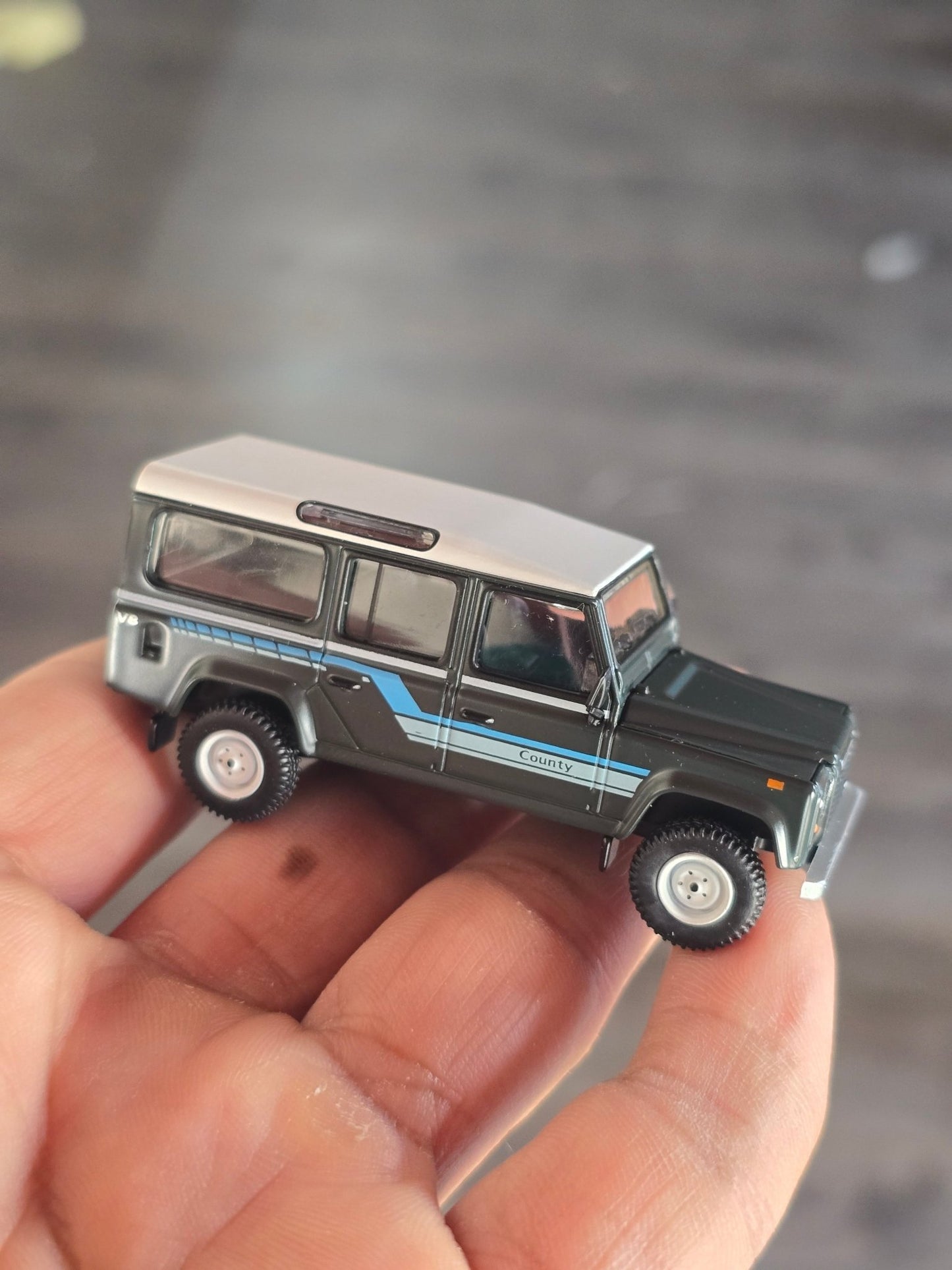 Mini GT Land Rover Defender 110 County Station Wagon (Open Box) - Kinder Logs