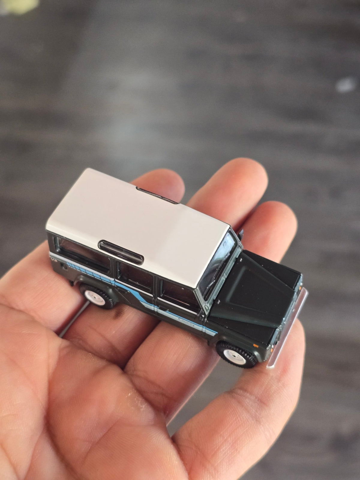 Mini GT Land Rover Defender 110 County Station Wagon (Open Box) - Kinder Logs