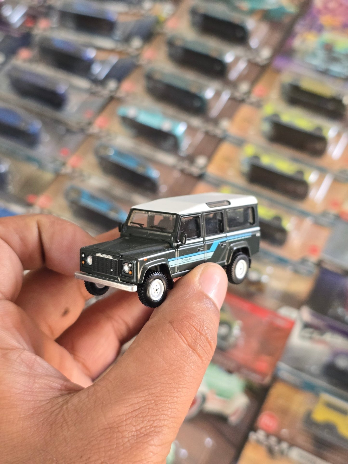 Mini GT Land Rover Defender 110 County Station Wagon (Open Box) - Kinder Logs