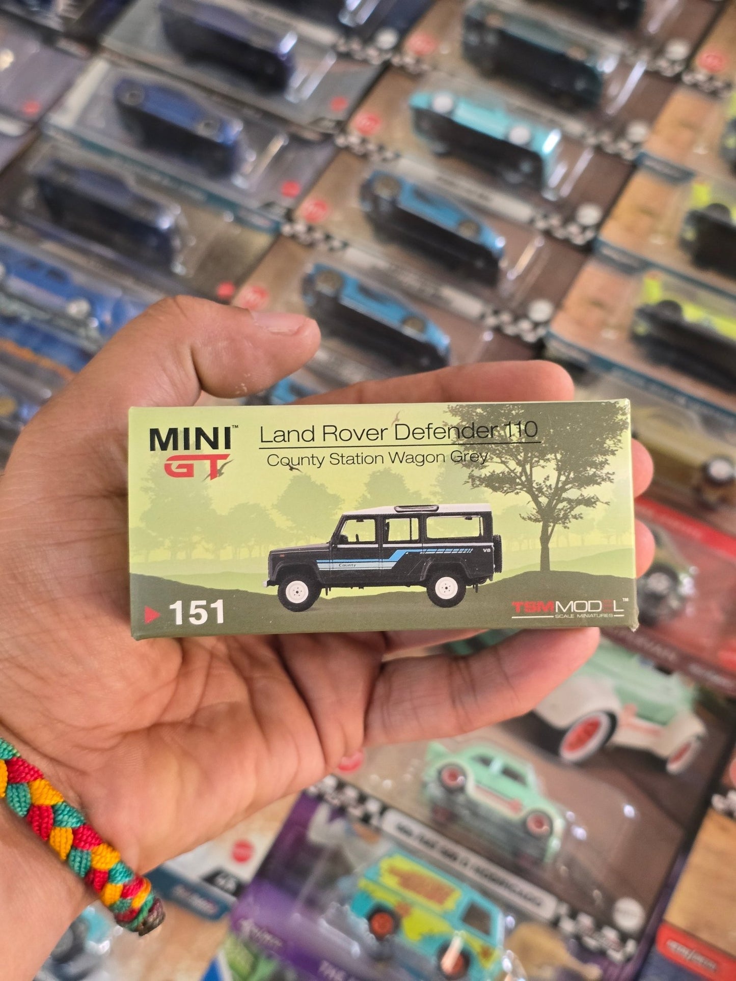 Mini GT Land Rover Defender 110 County Station Wagon (Open Box) - Kinder Logs