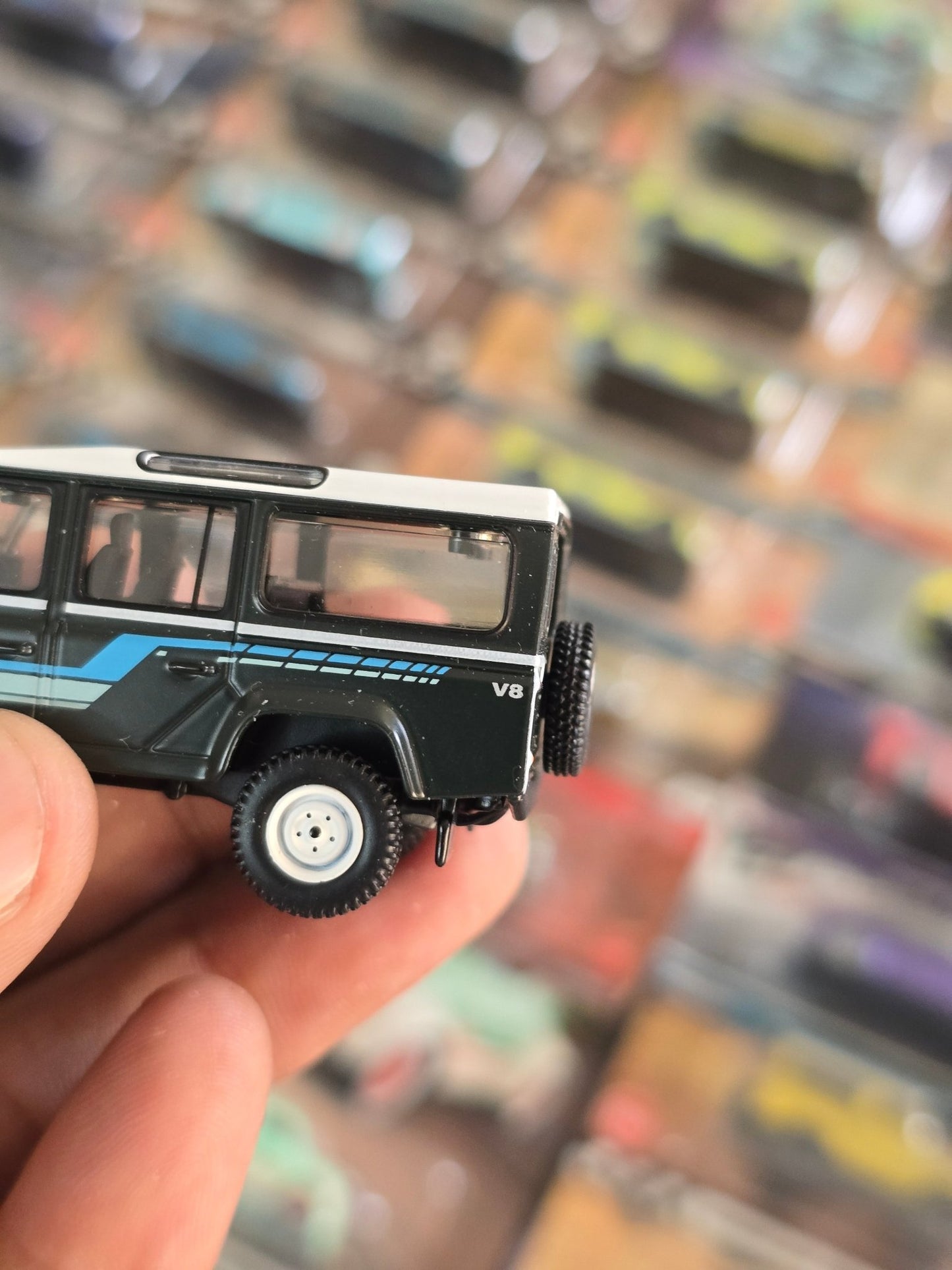 Mini GT Land Rover Defender 110 County Station Wagon (Open Box) - Kinder Logs