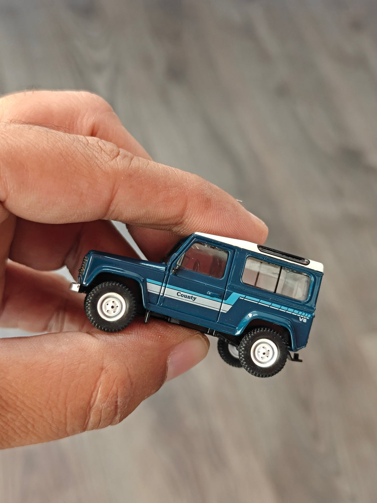 Mini GT Land Rover Defender 90 County Wagon - Stratos Blue (Open Box) - Kinder Logs