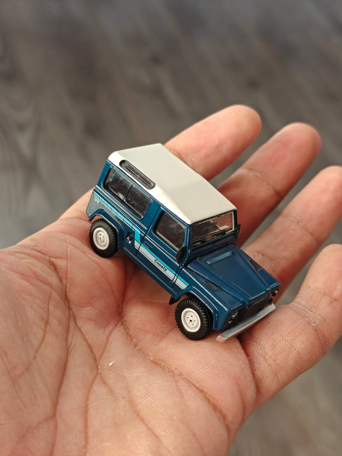 Mini GT Land Rover Defender 90 County Wagon - Stratos Blue (Open Box) - Kinder Logs