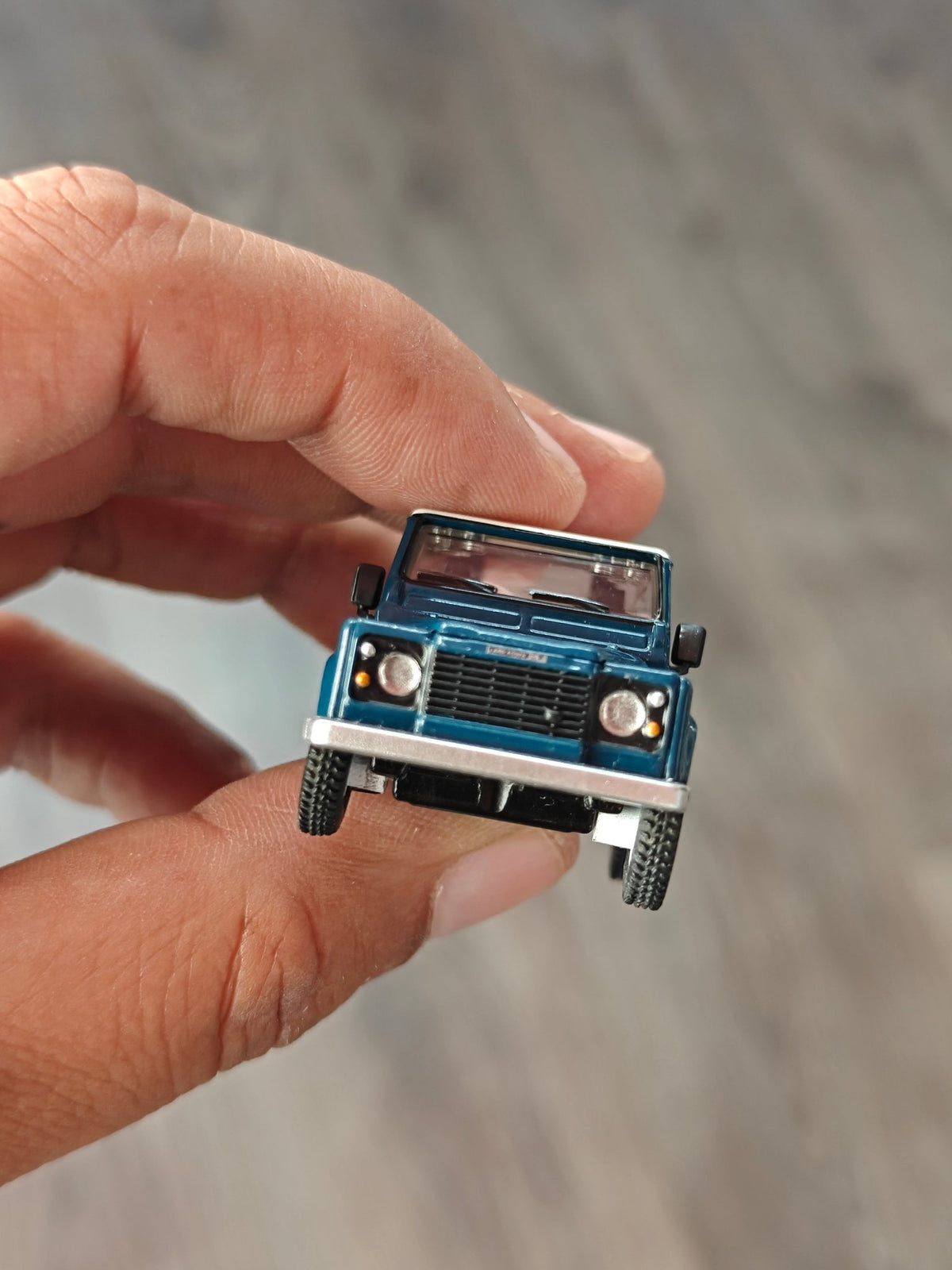 Mini GT Land Rover Defender 90 County Wagon - Stratos Blue (Open Box) - Kinder Logs