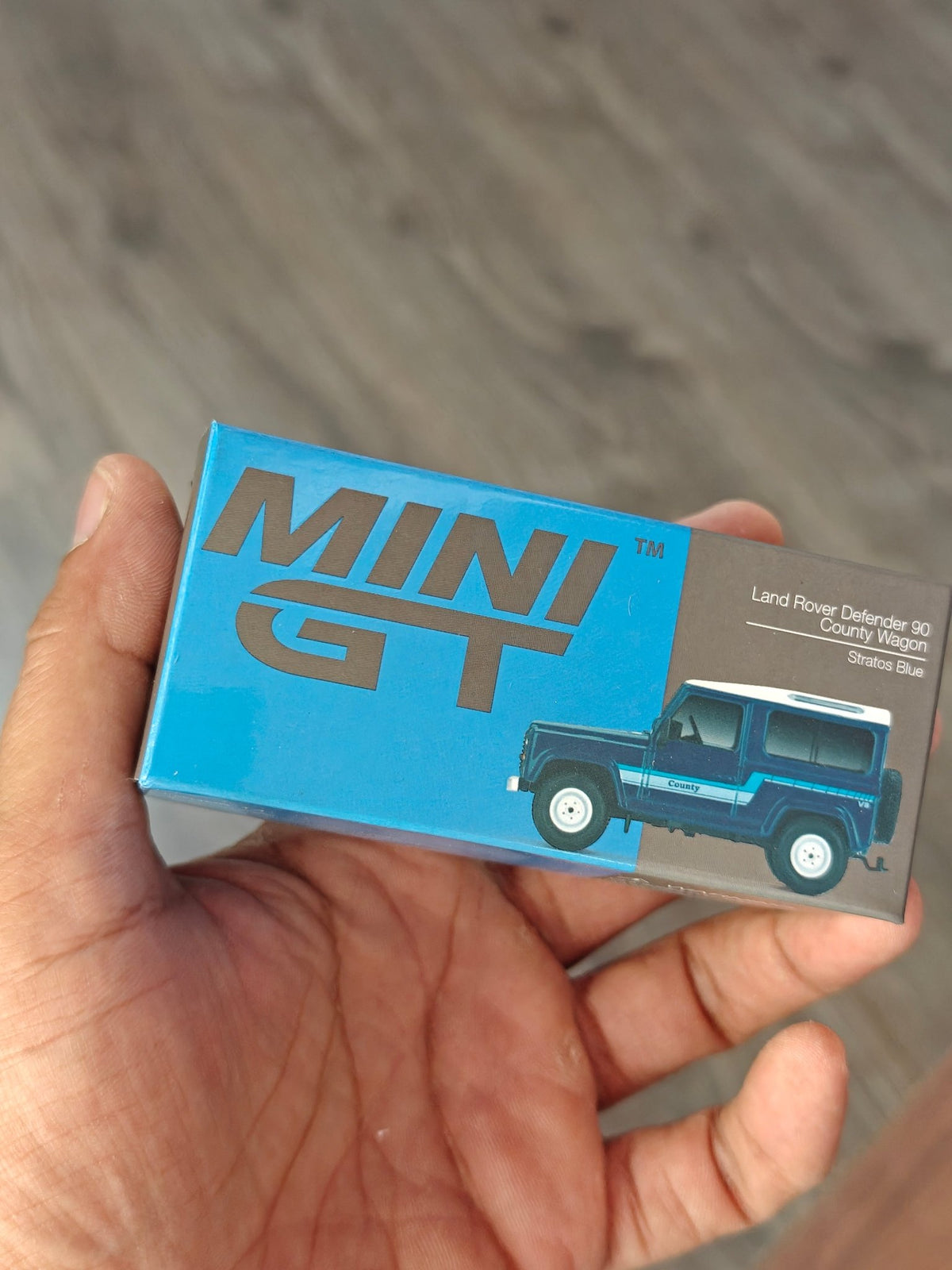 Mini GT Land Rover Defender 90 County Wagon - Stratos Blue (Open Box) - Kinder Logs