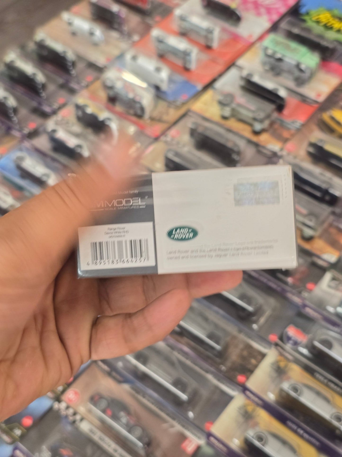 Mini GT Land Rover Range Rover (Davos White) - Sealed Box - Kinder Logs