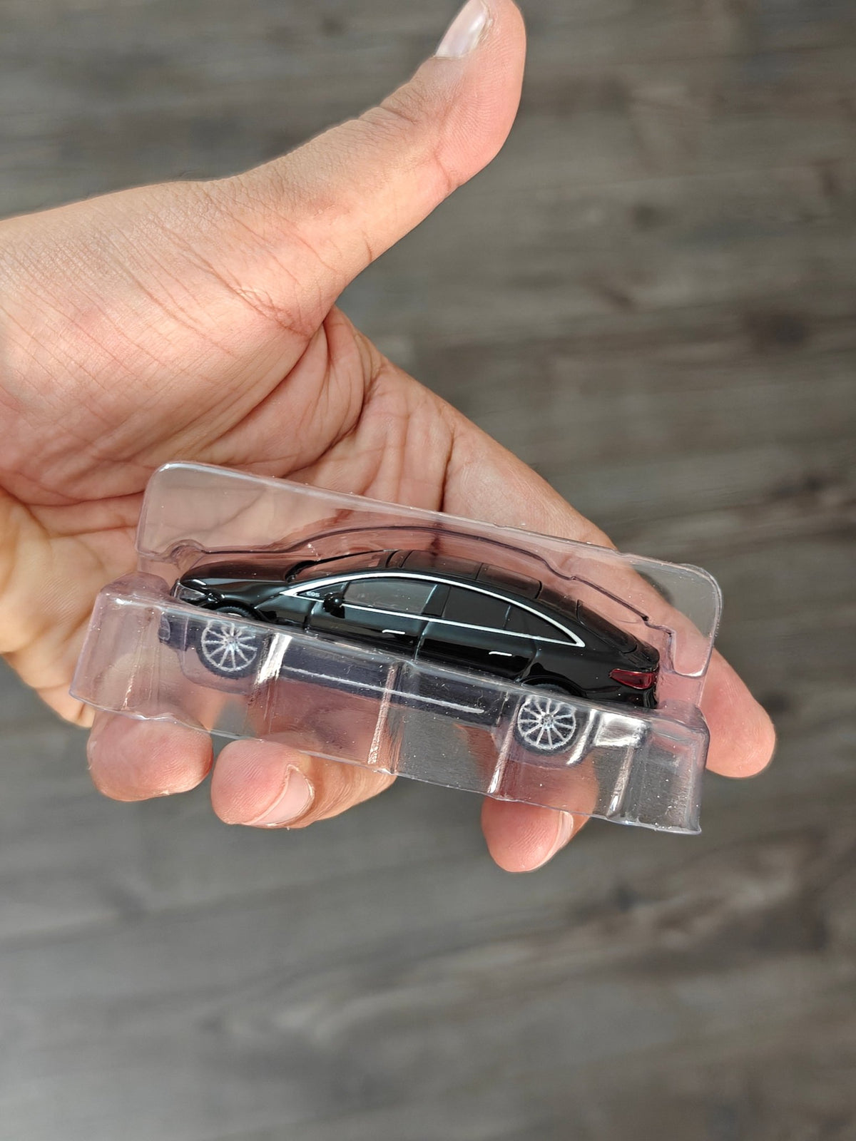 Mini GT Mercedes-Benz EQS 580 4MATIC - Mijo Exclusives (Black) - Kinder Logs