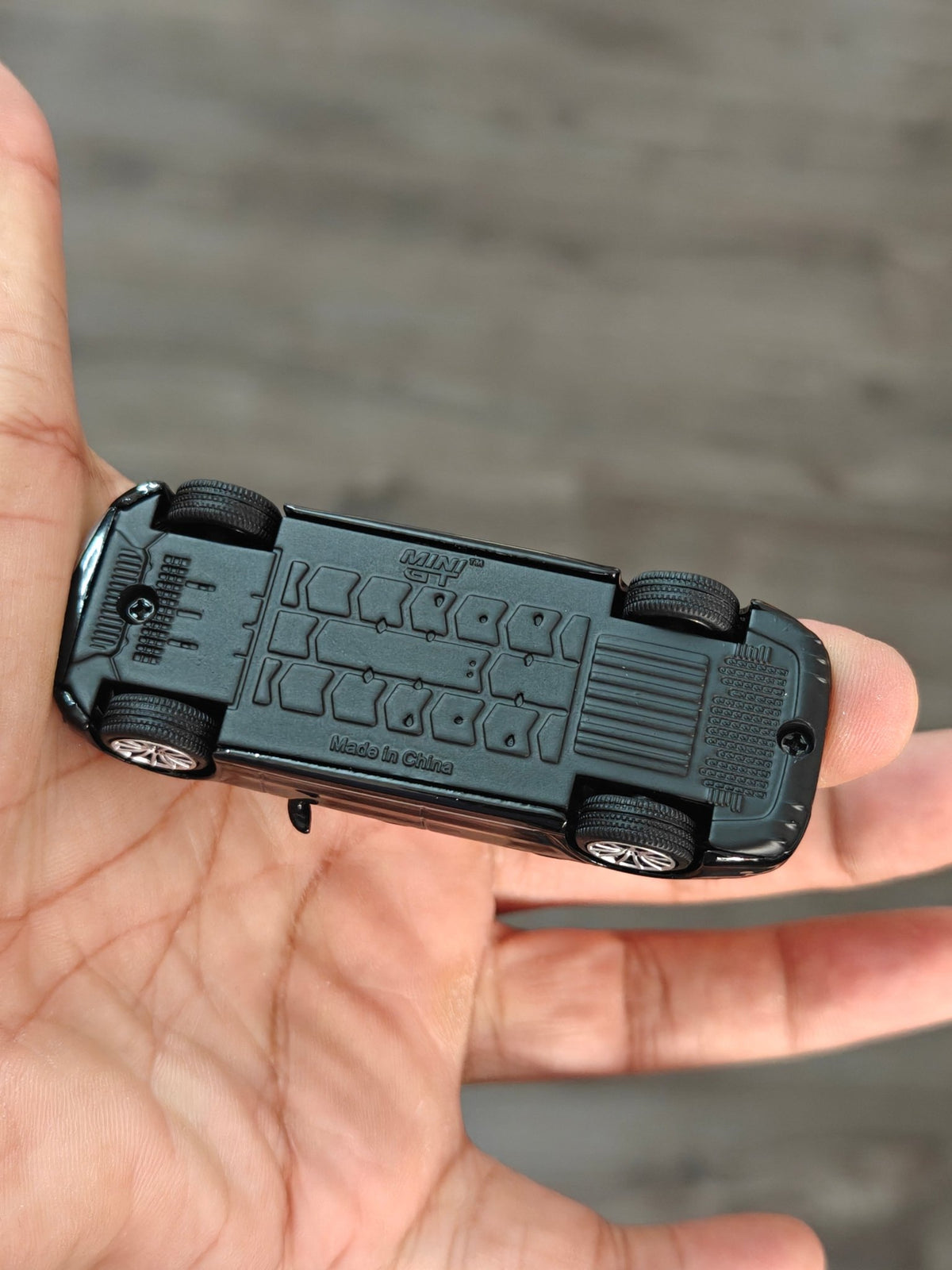 Mini GT Mercedes-Benz EQS 580 4MATIC - Mijo Exclusives (Black) - Kinder Logs