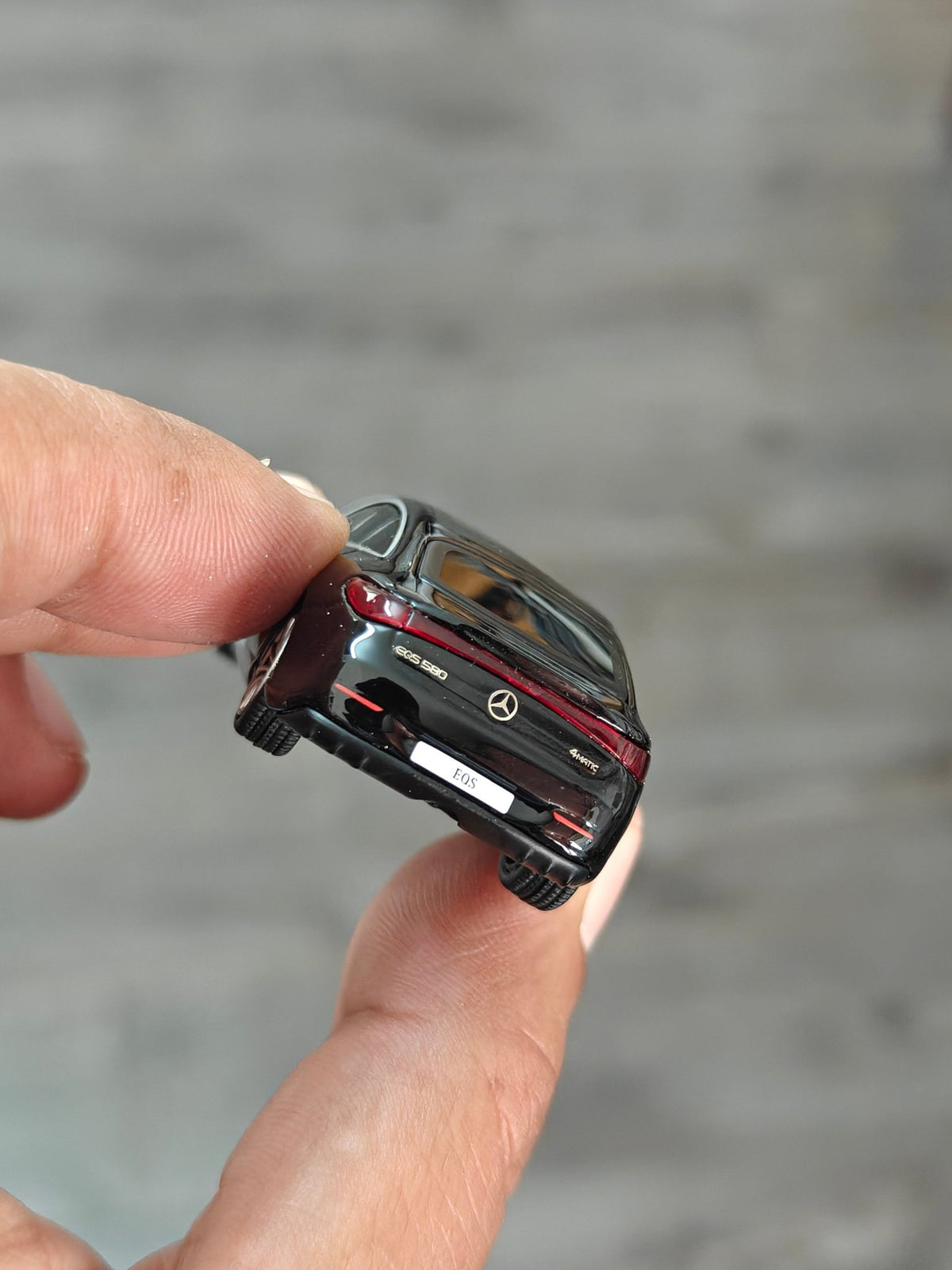 Mini GT Mercedes-Benz EQS 580 4MATIC - Mijo Exclusives (Black) - Kinder Logs