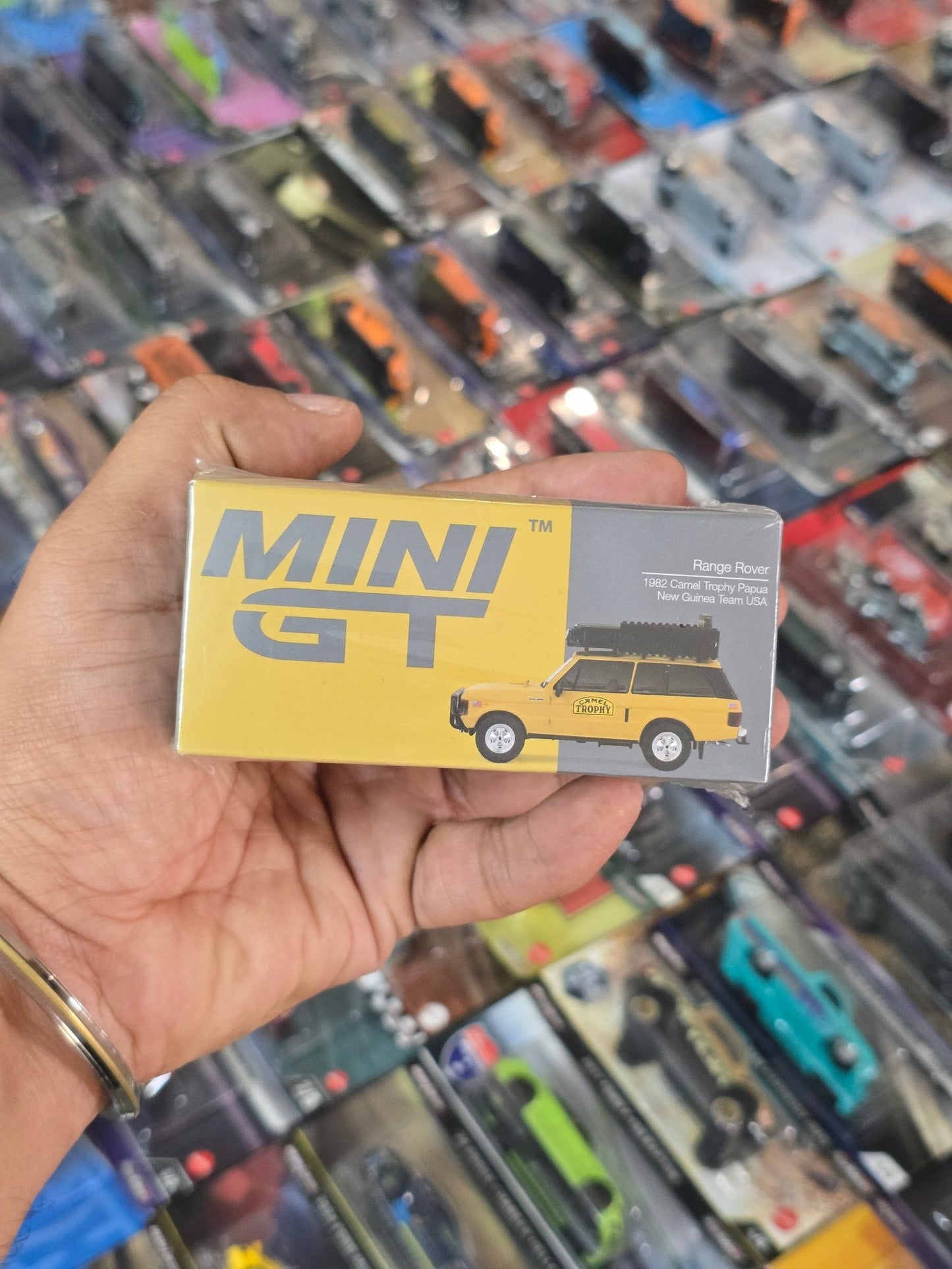 Mini GT Range Rover 1982 Camel Trophy Papua (Sealed Box) - Kinder Logs