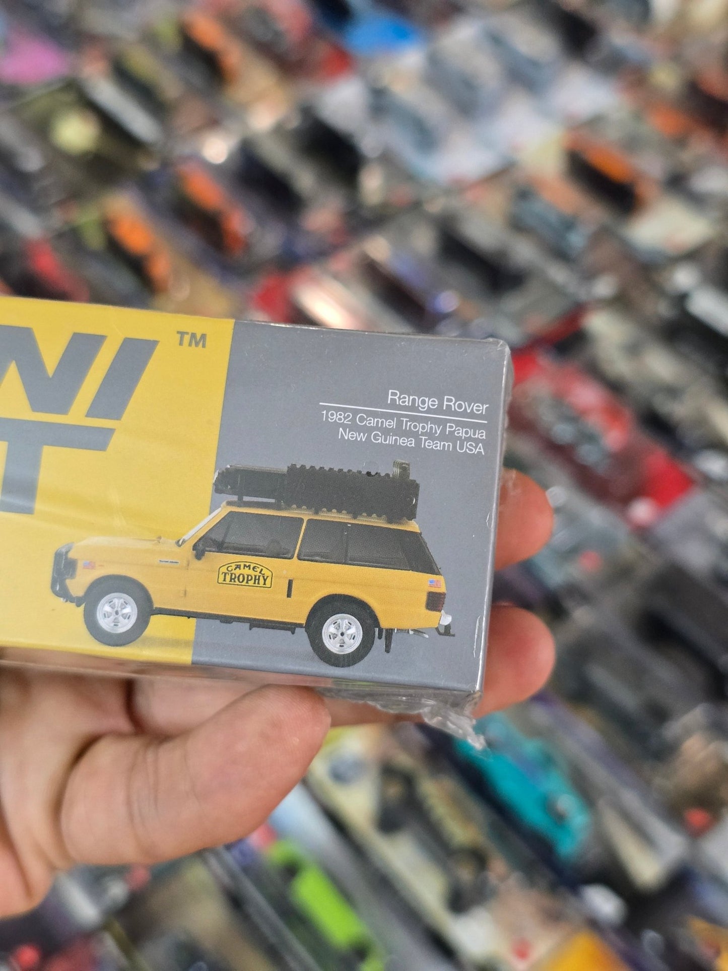 Mini GT Range Rover 1982 Camel Trophy Papua (Sealed Box) - Kinder Logs