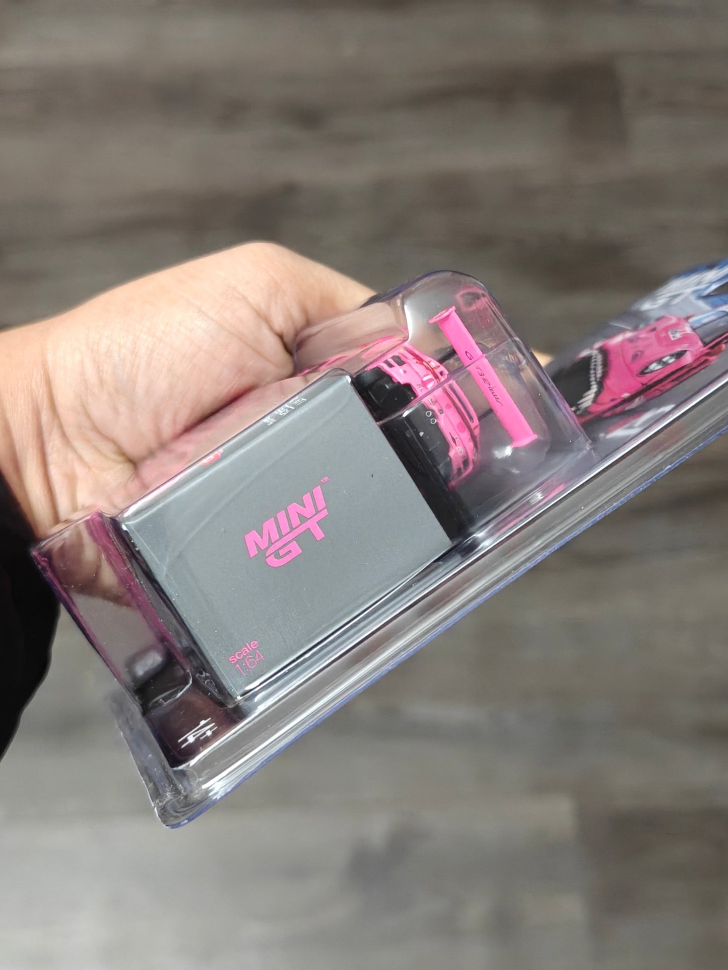 Mini GT Roxy Porsche 911 GT3 R 77 AO Racing 1052 - IMSA Road America (Blister Pack) - Kinder Logs