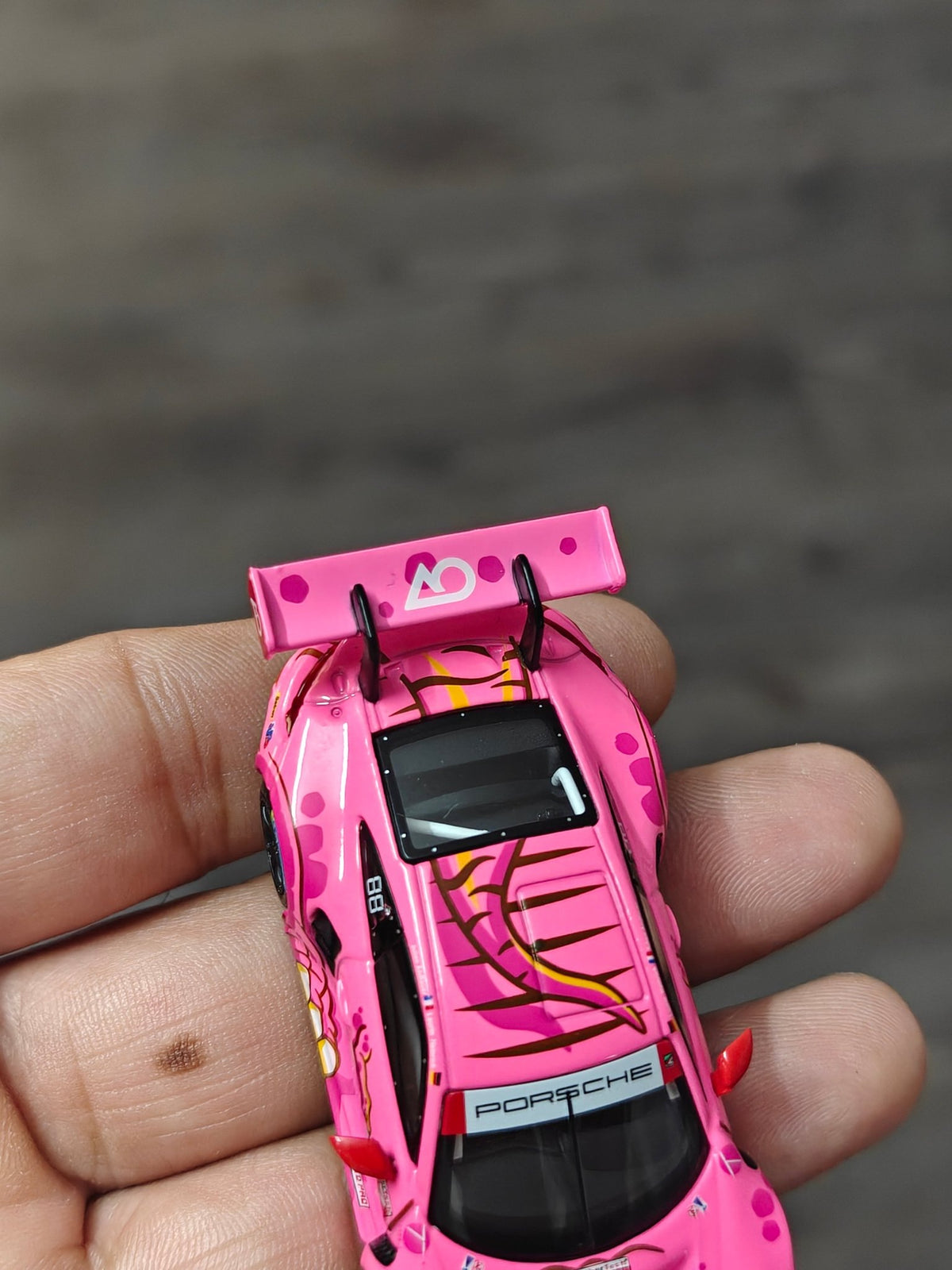Mini GT Roxy Porsche 911 GT3 R 77 - Pink (Open Box) - Kinder Logs