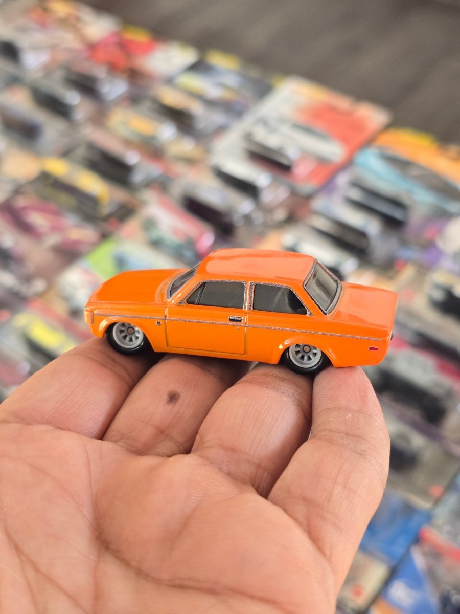 Premium Hot Wheels 1973 Volvo 142 GL (Uncarded) - Kinder Logs