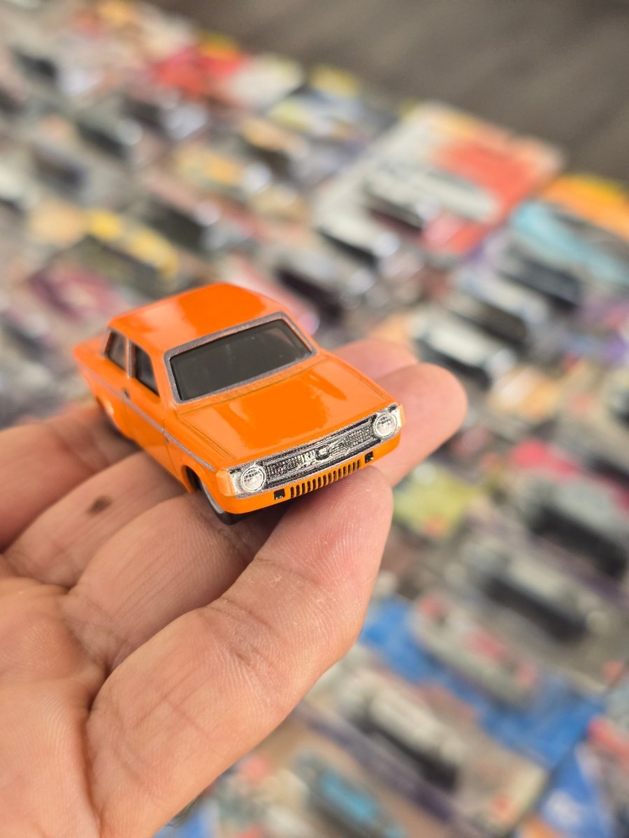 Premium Hot Wheels 1973 Volvo 142 GL (Uncarded) - Kinder Logs