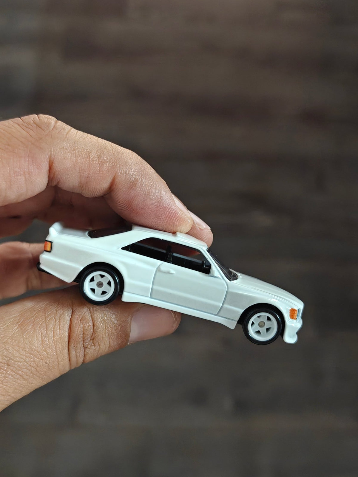 Premium Hot Wheels 1989 Mercedes-Benz 560 SEC AMG - White (Uncarded - New) - Kinder Logs
