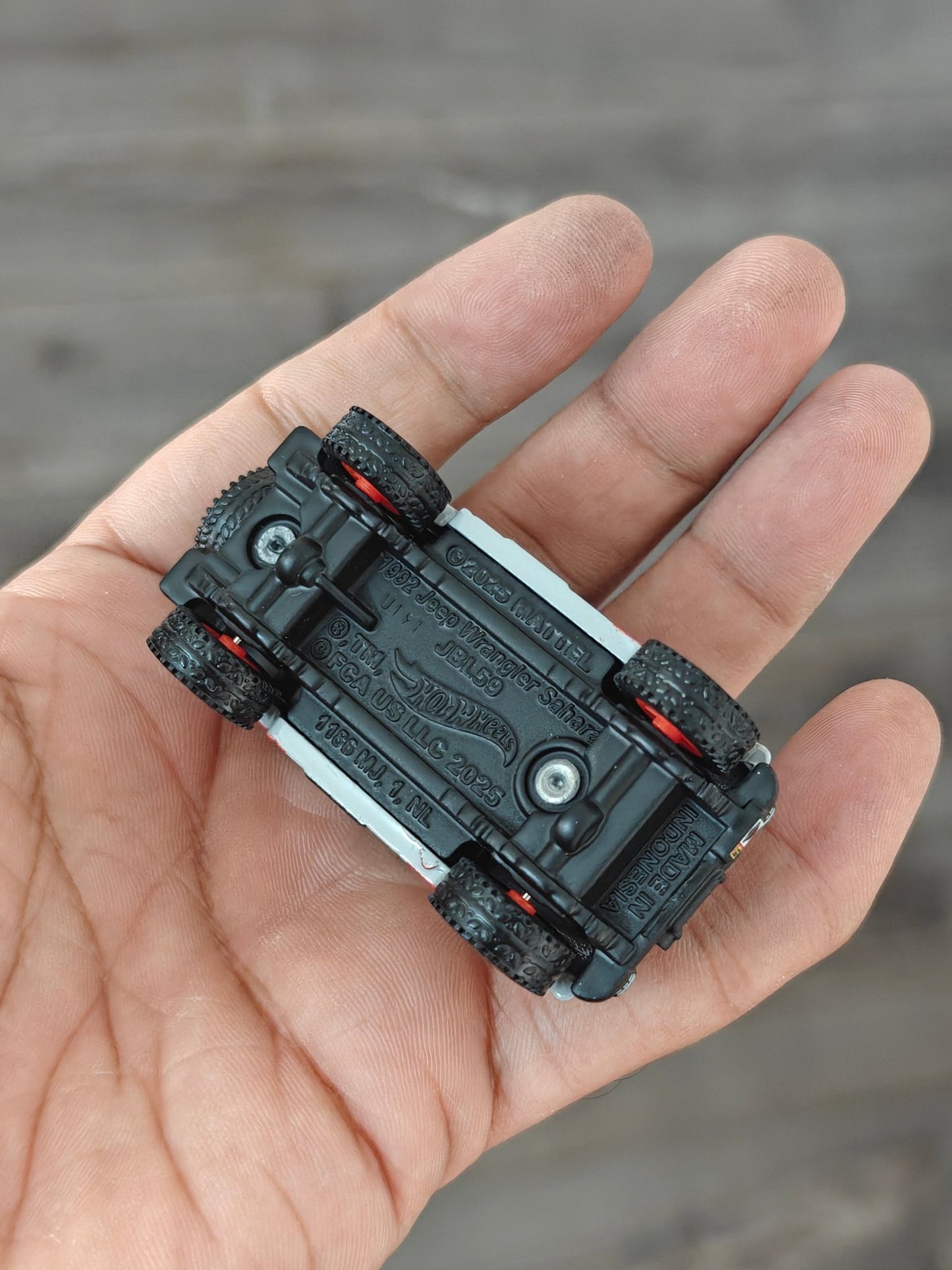 Premium Hot Wheels 1992 Jeep Wrangler Sahara Jurassic Park (Uncarded - New) - Kinder Logs
