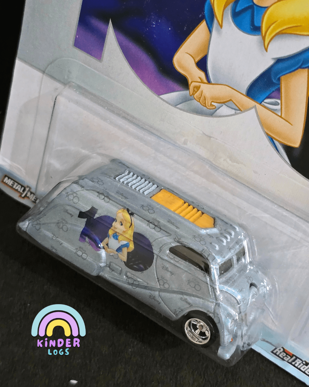 Premium Hot Wheels Deco Delivery - Disney 100 Edition (Alice in Wonderland) - Kinder Logs