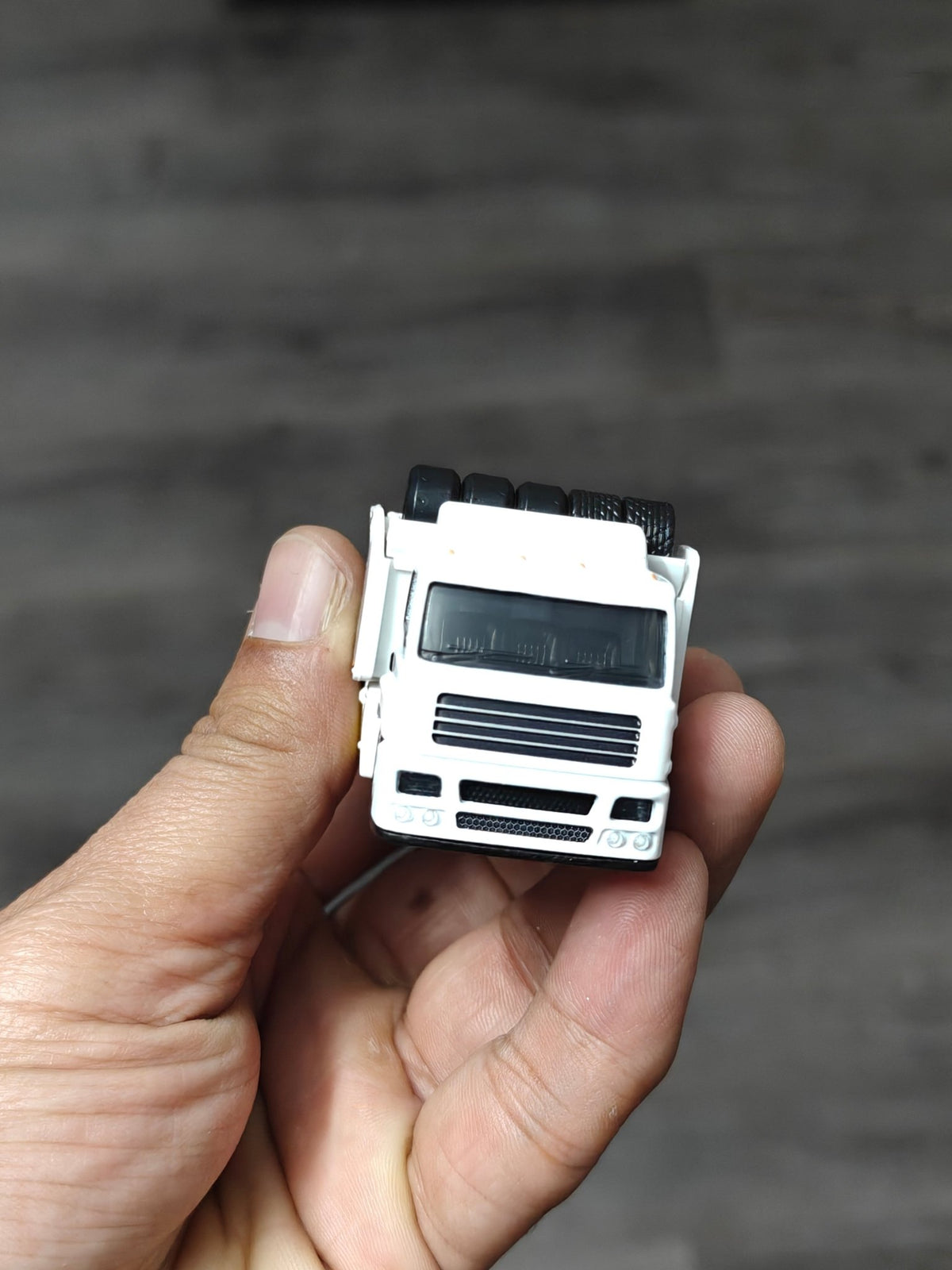 Premium Hot Wheels Fleet Street Hauler (Uncarded - New) - Kinder Logs