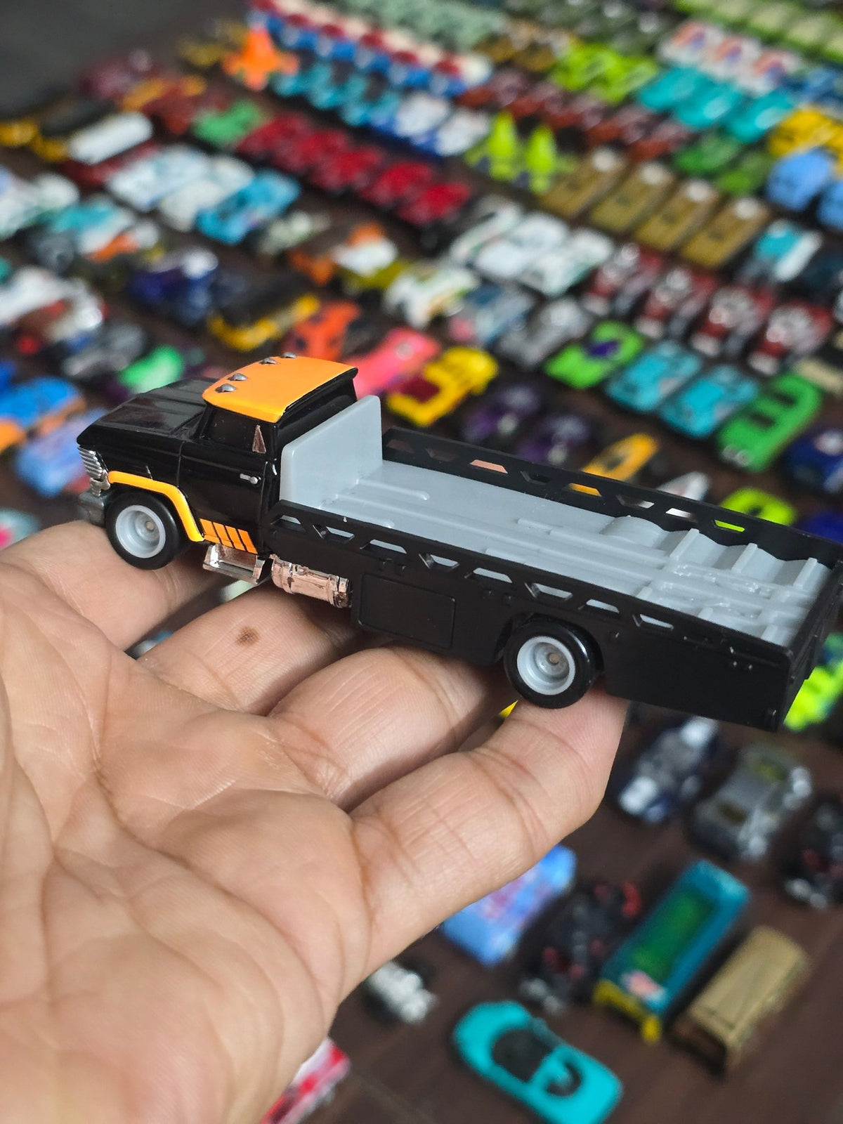 Premium Hot Wheels Horizon Hauler - Black (Uncarded - New) - Kinder Logs