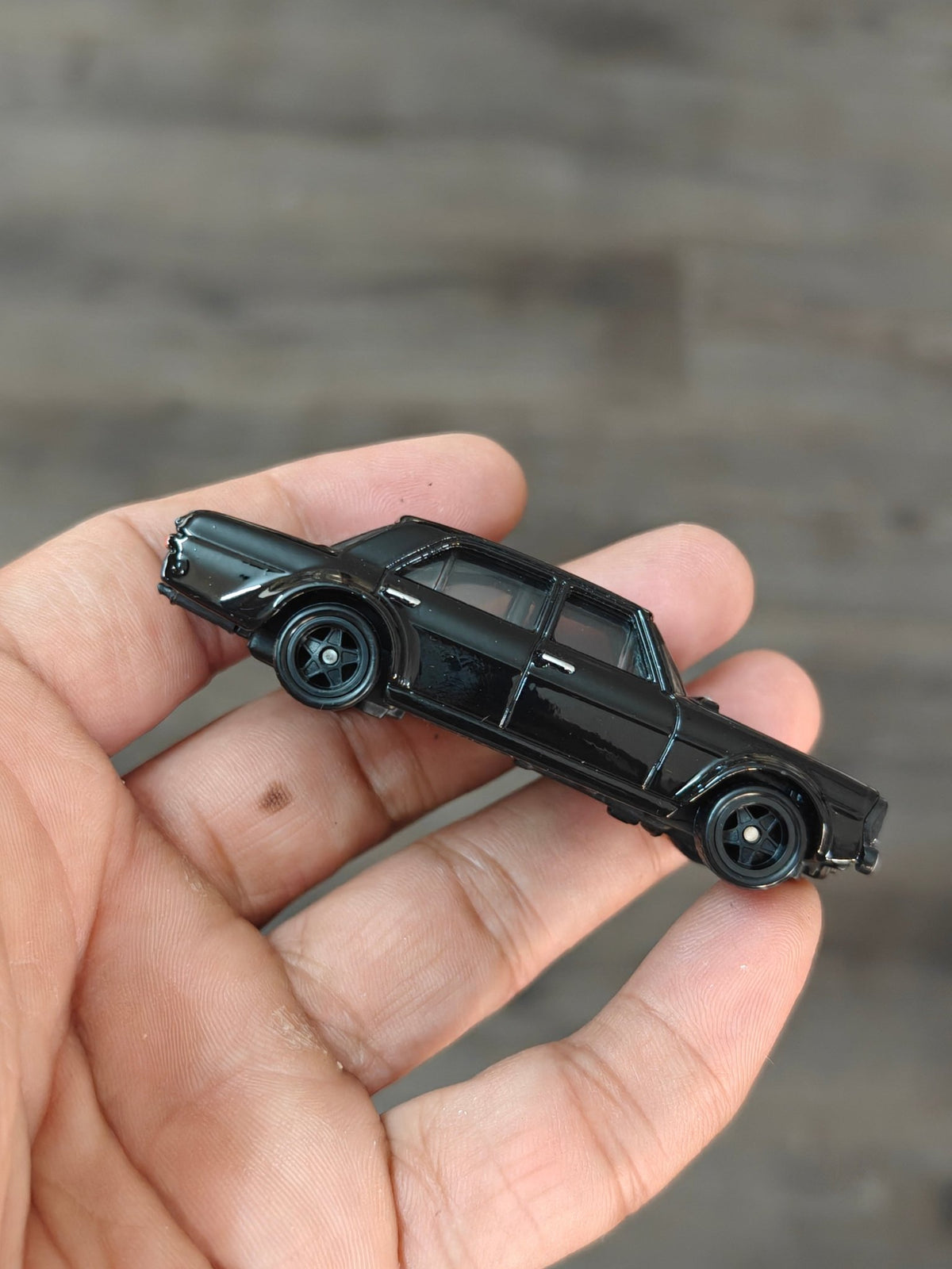Premium Hot Wheels Mercedes - Benz 300 SEL 6.8 AMG - Black (Uncarded - New) - Kinder Logs