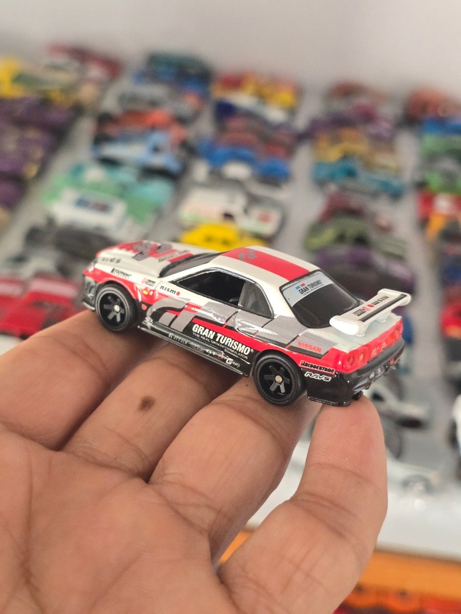 Premium Hot Wheels Nissan Skyline GT - R (BNR34) - Gran Turismo 7 (Uncarded) - Kinder Logs