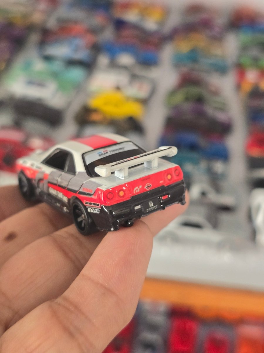 Premium Hot Wheels Nissan Skyline GT - R (BNR34) - Gran Turismo 7 (Uncarded) - Kinder Logs