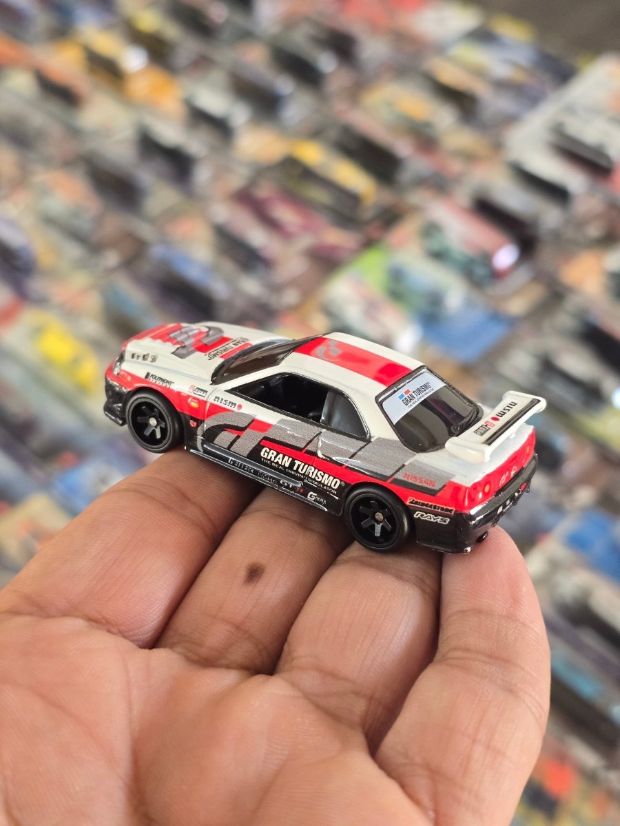 Premium Hot Wheels Nissan Skyline GT - R (BNR34) - Gran Turismo 7 (Uncarded) - Kinder Logs
