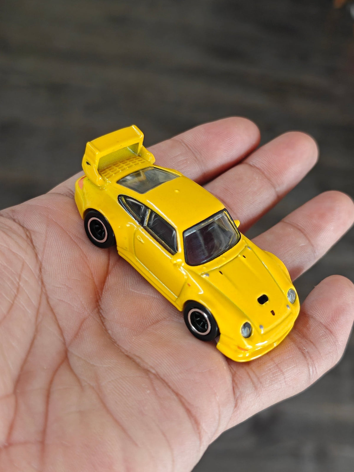 Premium Hot Wheels Porsche 993 GT2 - Yellow (Pre-Owned) - Kinder Logs