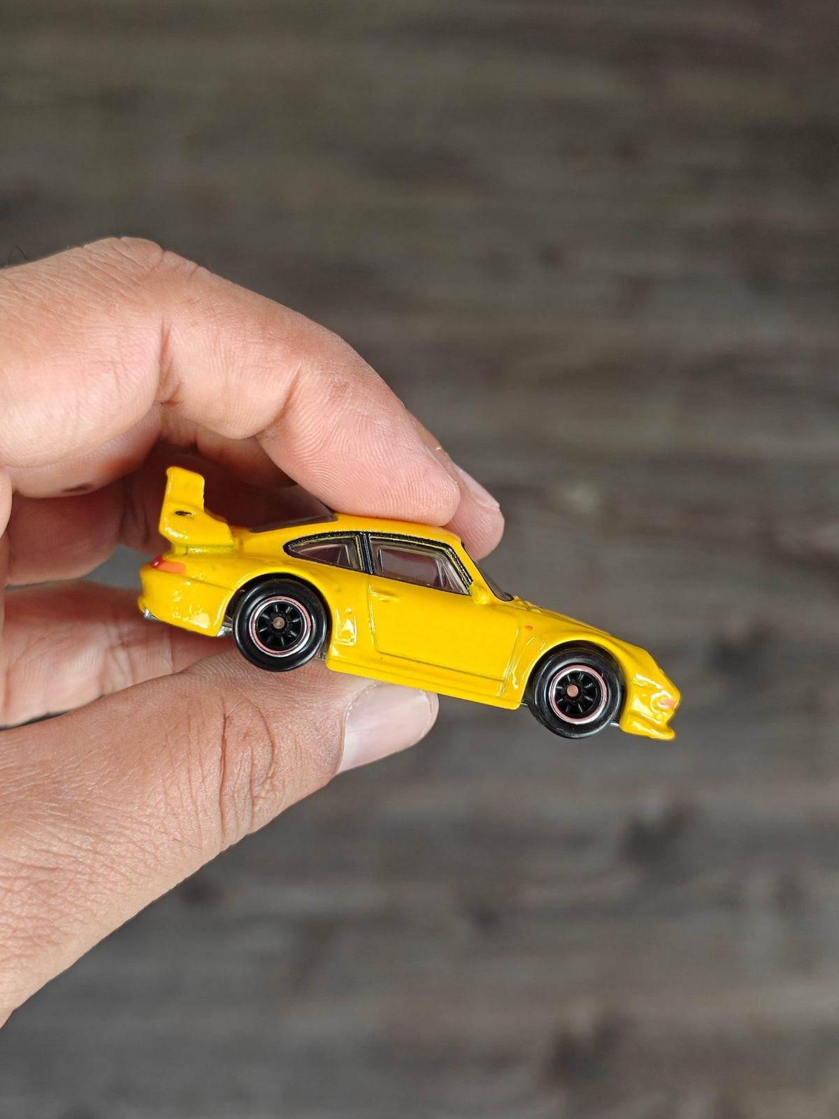 Premium Hot Wheels Porsche 993 GT2 - Yellow (Pre-Owned) - Kinder Logs